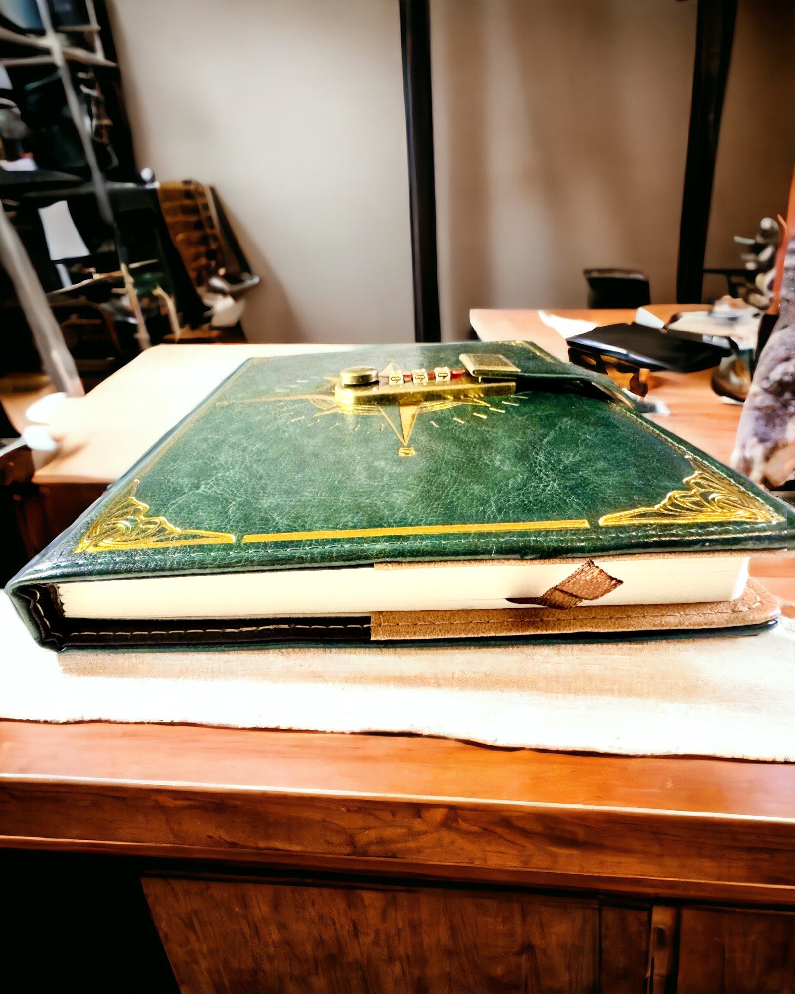 Premium Notatbok med Kodelås A5 - Vintage Stil med Kompass, Japansk Design, Papirvarer for Studenter og Forretning. Personalisering med Gravering