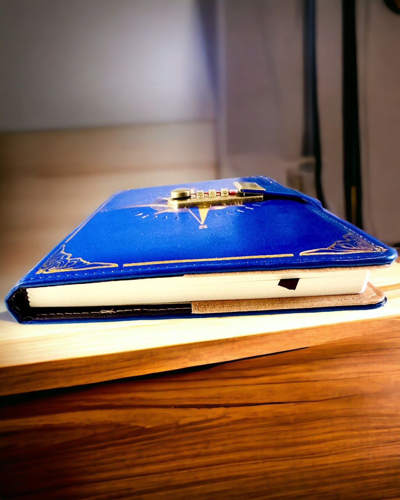 Premium Notatbok med Kodelås A5 - Vintage Stil med Kompass, Japansk Design, Papirvarer for Studenter og Forretning. Personalisering med Gravering