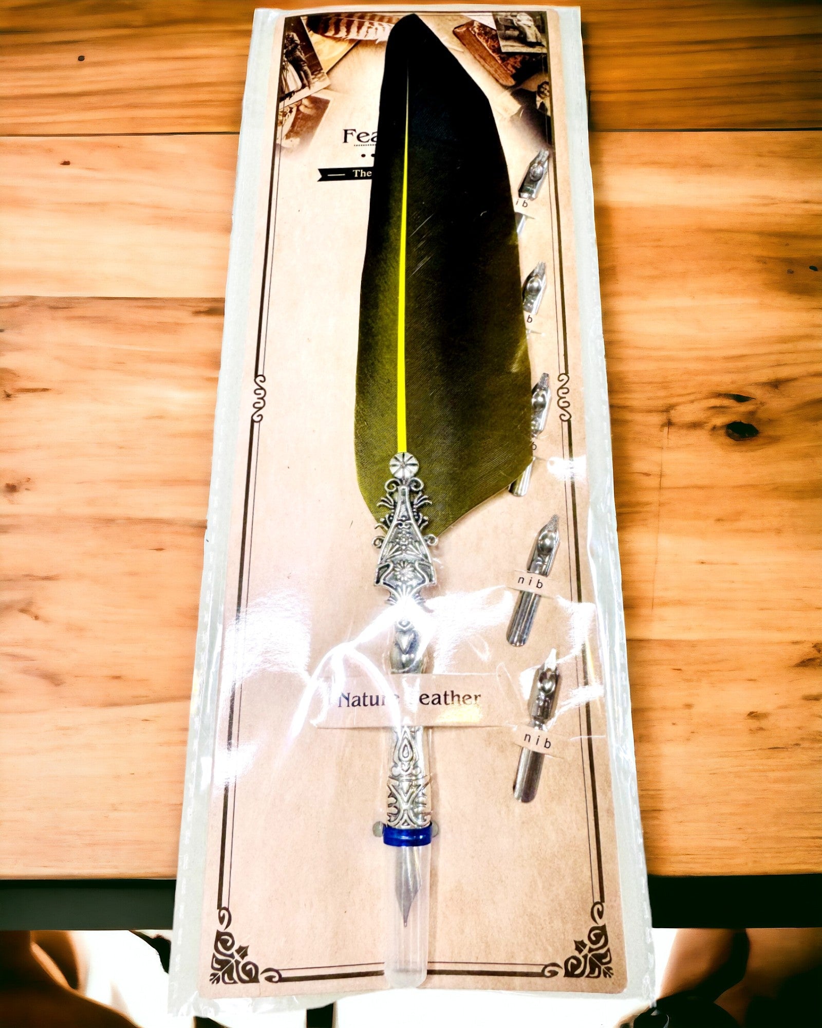 Vintage kalligrafipenn med naturlig gåsefjær – den perfekte gaven til morsdag eller lærer. Gravering