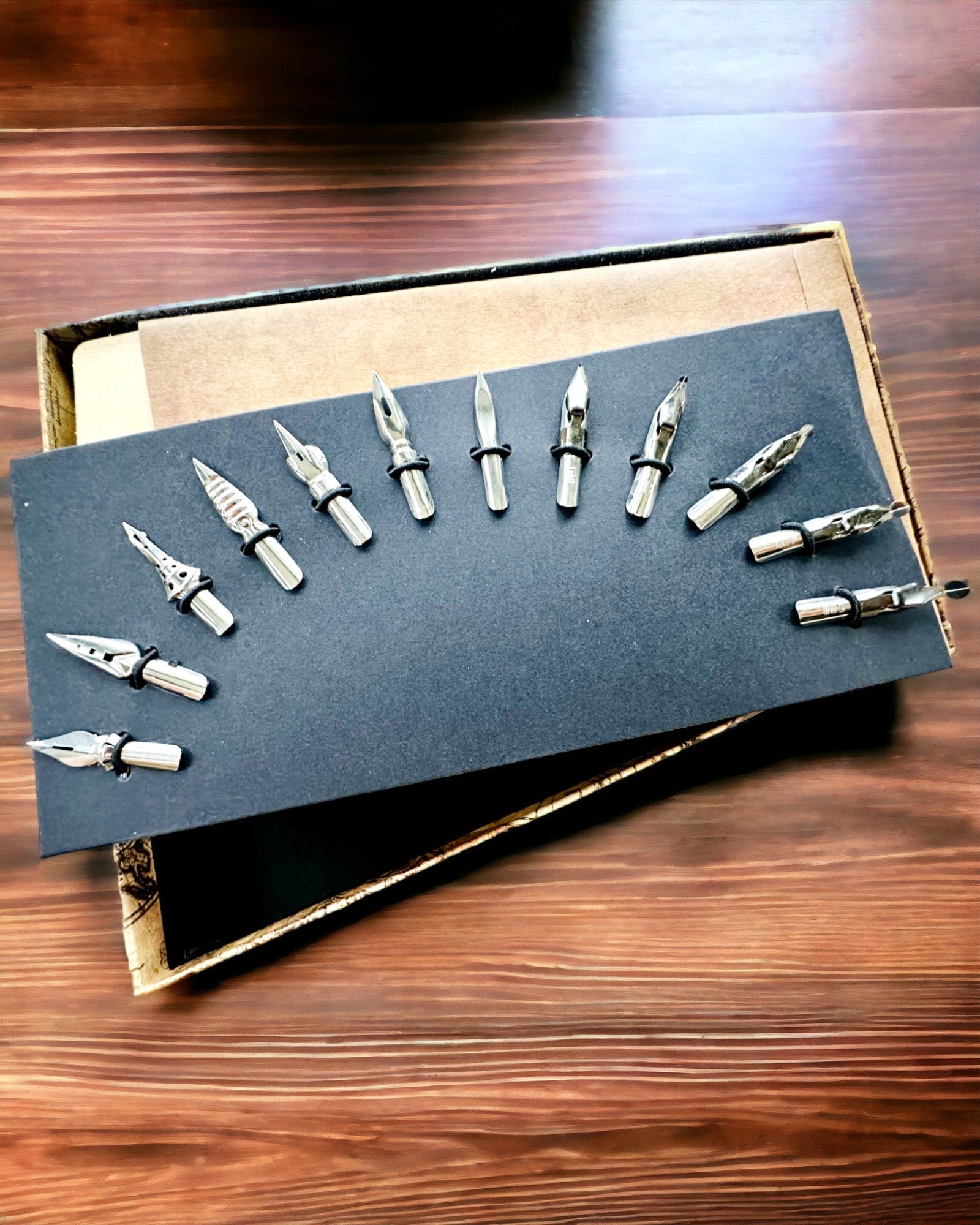 Eksklusivt kalligrafisett, dypp-penn og blekksett, personlig gravering