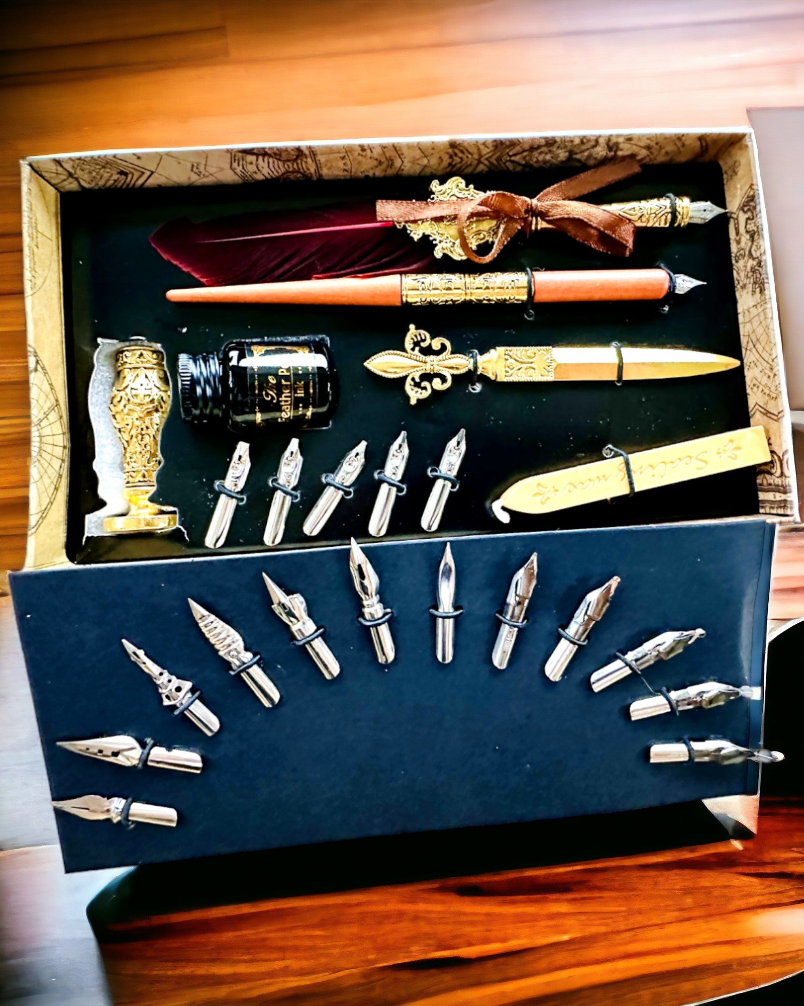 Eksklusivt kalligrafisett, dypp-penn og blekksett, personlig gravering