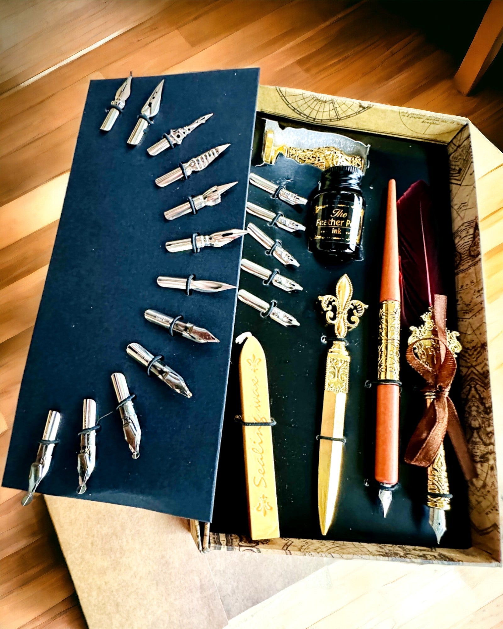 Eksklusivt kalligrafisett, dypp-penn og blekksett, personlig gravering