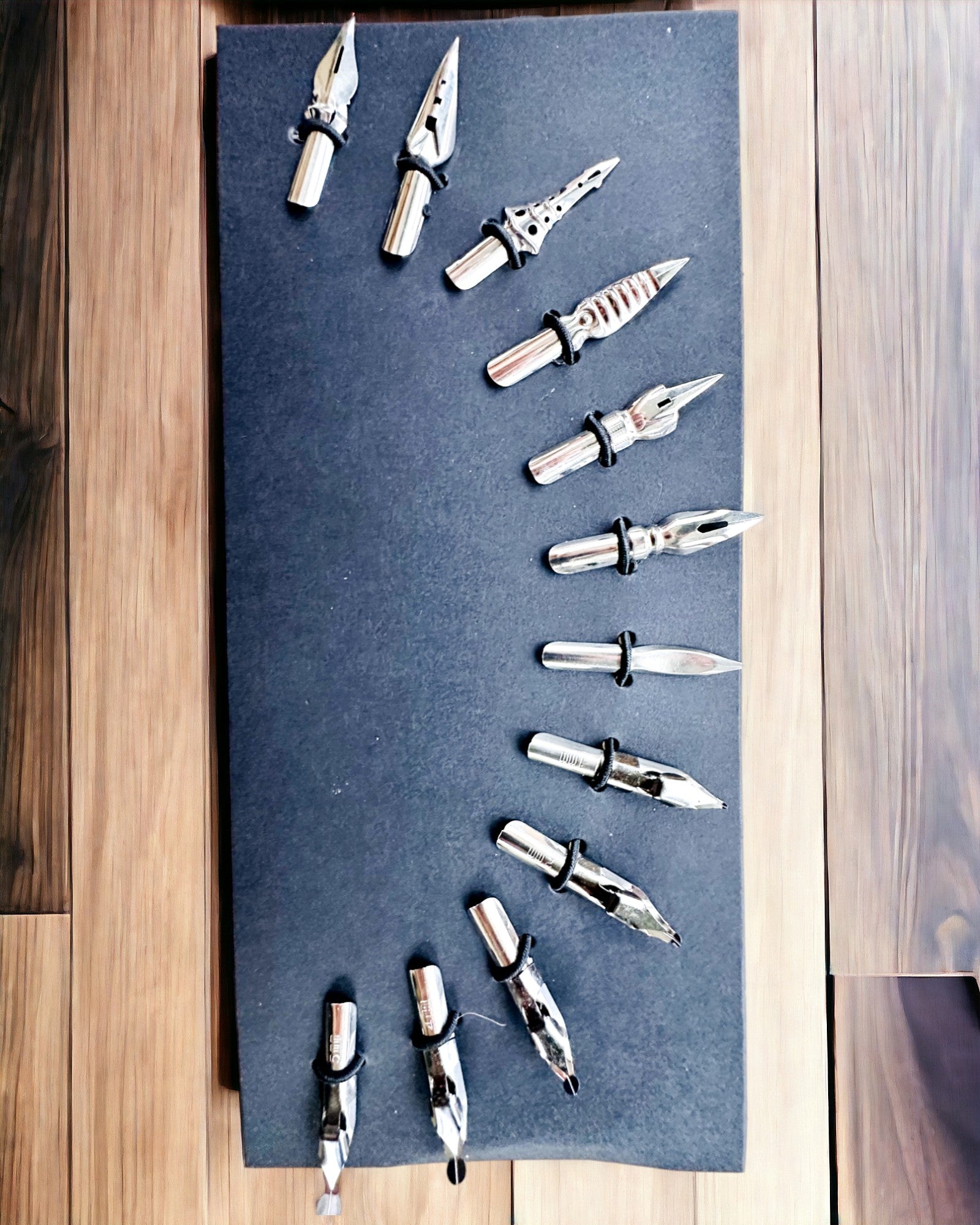 Eksklusivt kalligrafisett, dypp-penn og blekksett, personlig gravering