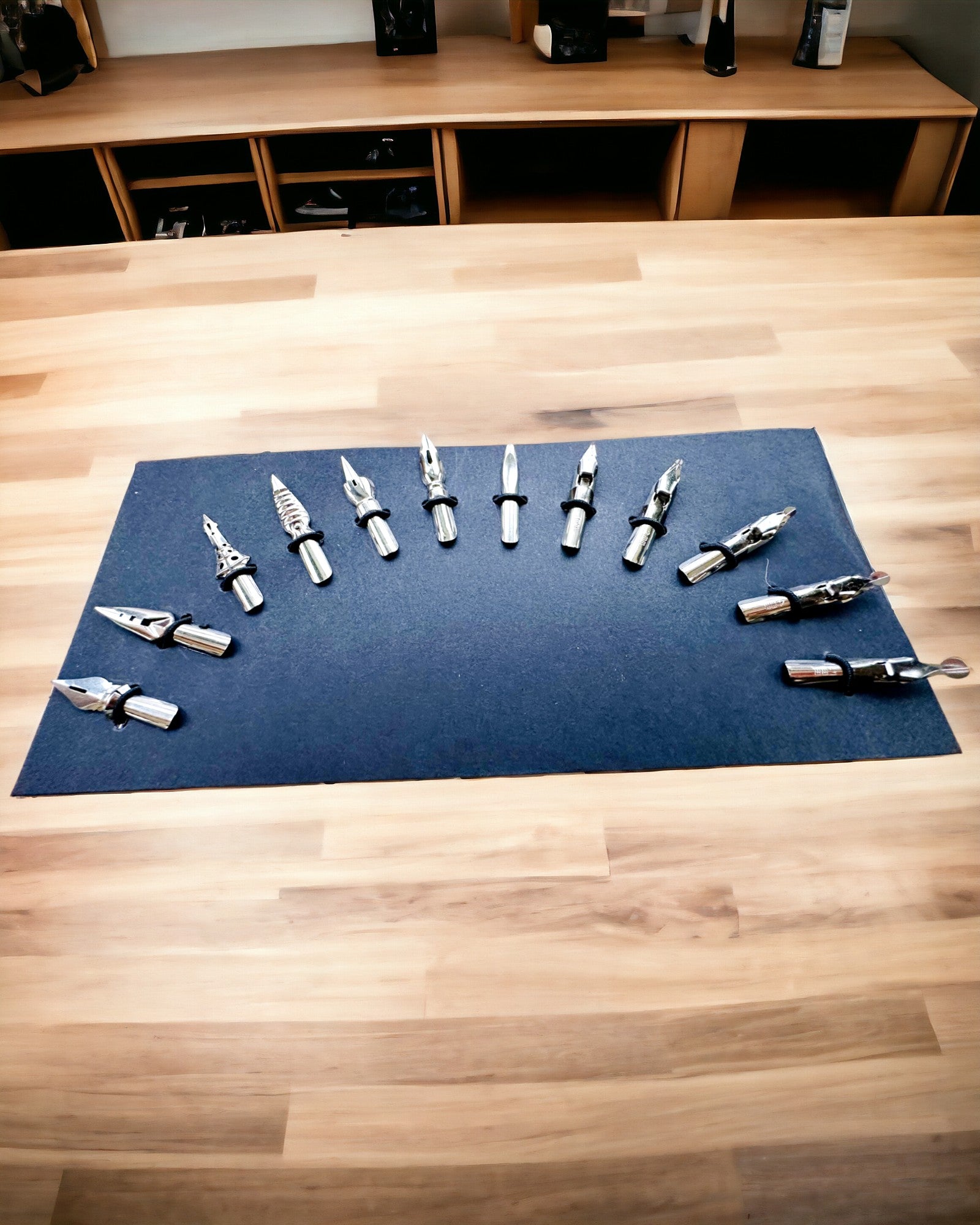 Eksklusivt kalligrafisett, dypp-penn og blekksett, personlig gravering