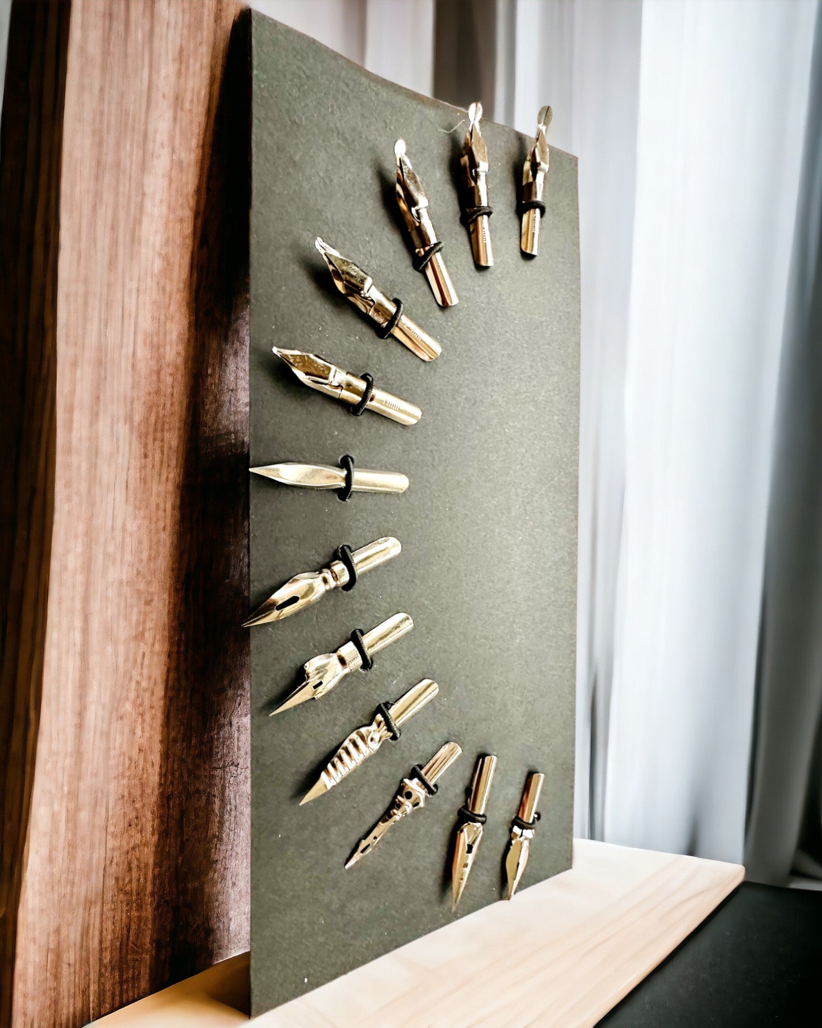 Eksklusivt kalligrafisett, dypp-penn og blekksett, personlig gravering