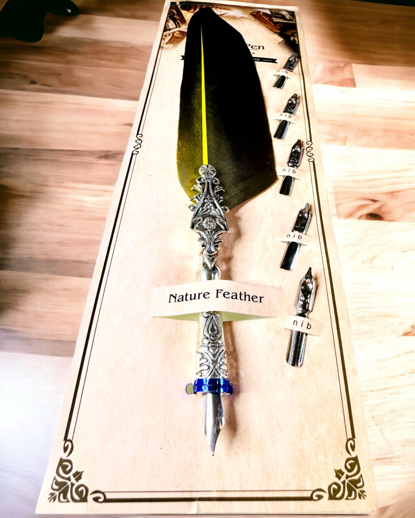 Vintage kalligrafipenn med naturlig gåsefjær – den perfekte gaven til morsdag eller lærer. Gravering