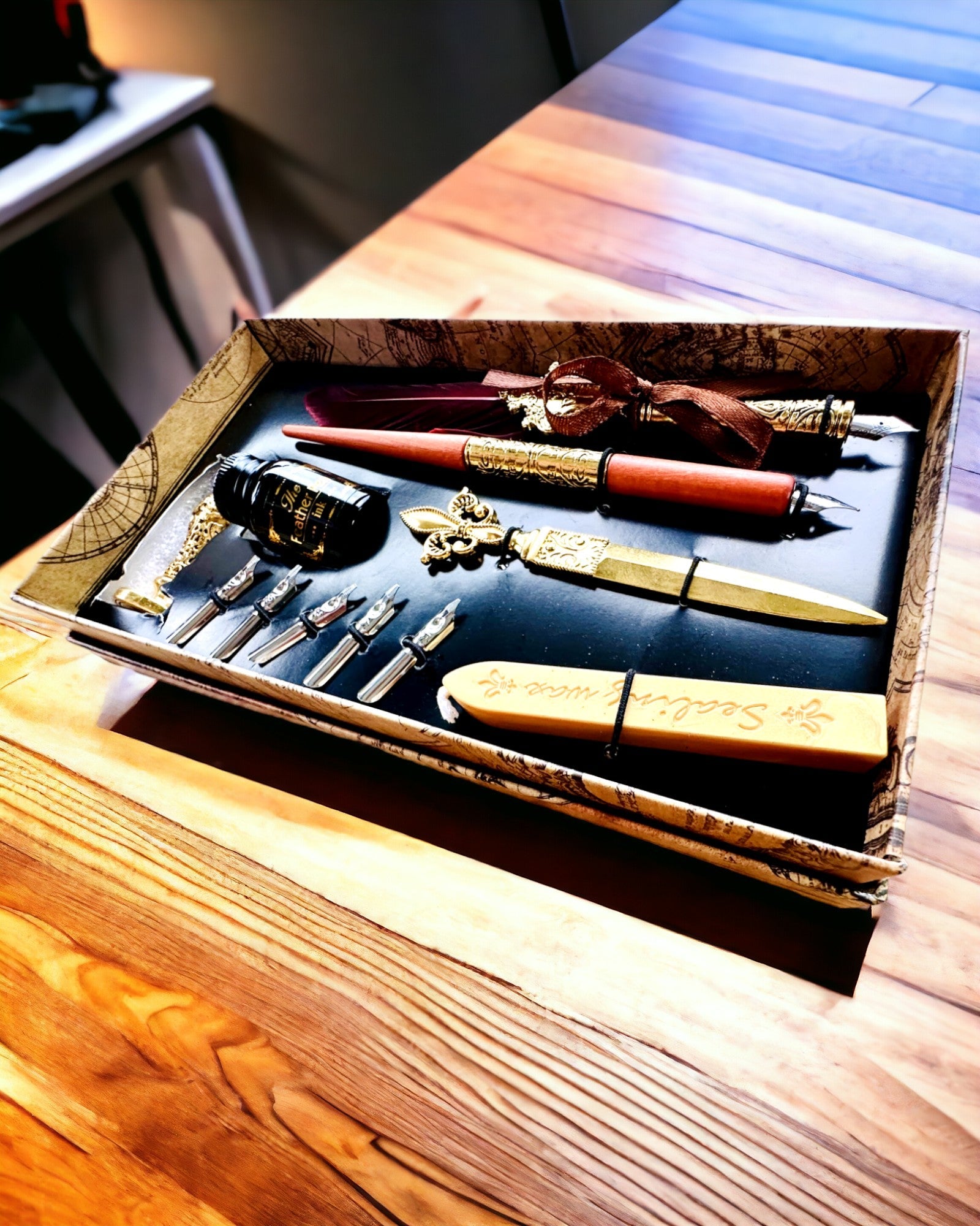 Eksklusivt kalligrafisett, dypp-penn og blekksett, personlig gravering