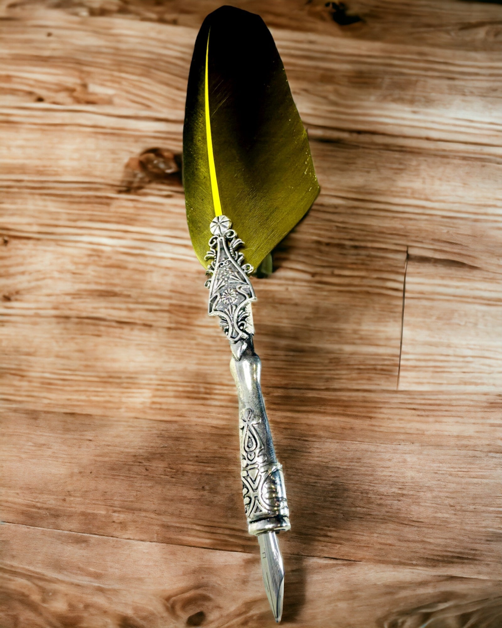 Vintage kalligrafipenn med naturlig gåsefjær – den perfekte gaven til morsdag eller lærer. Gravering