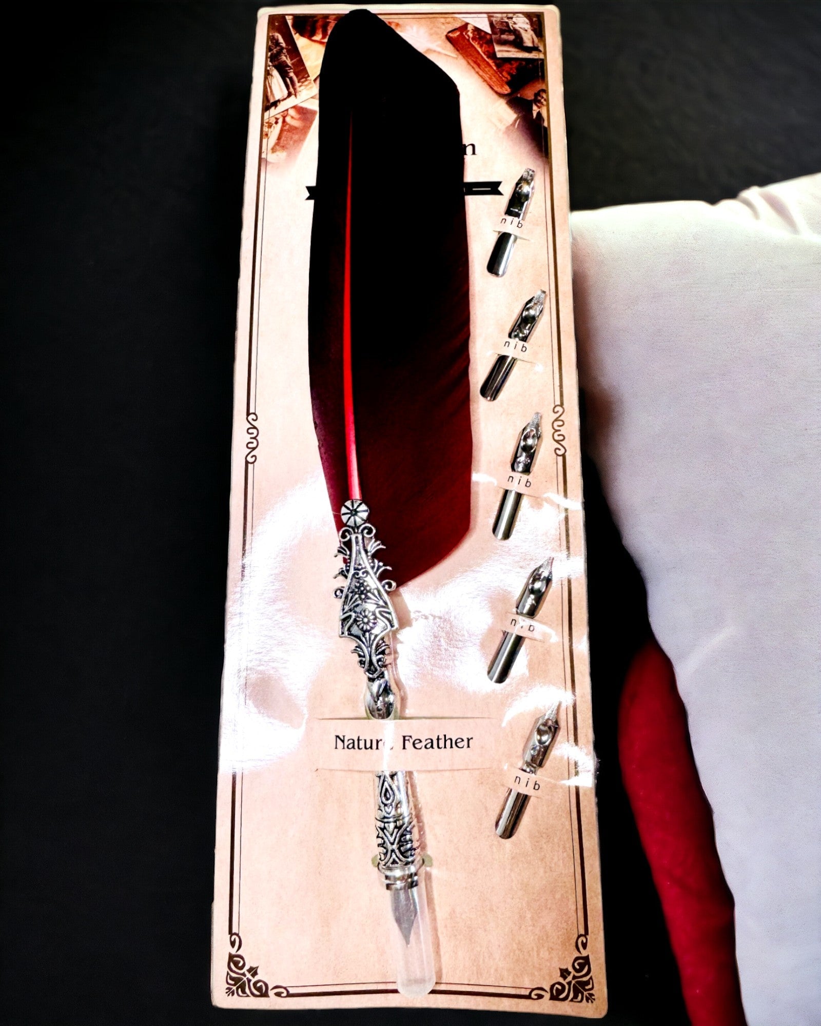 Vintage kalligrafipenn med naturlig gåsefjær – den perfekte gaven til morsdag eller lærer. Gravering