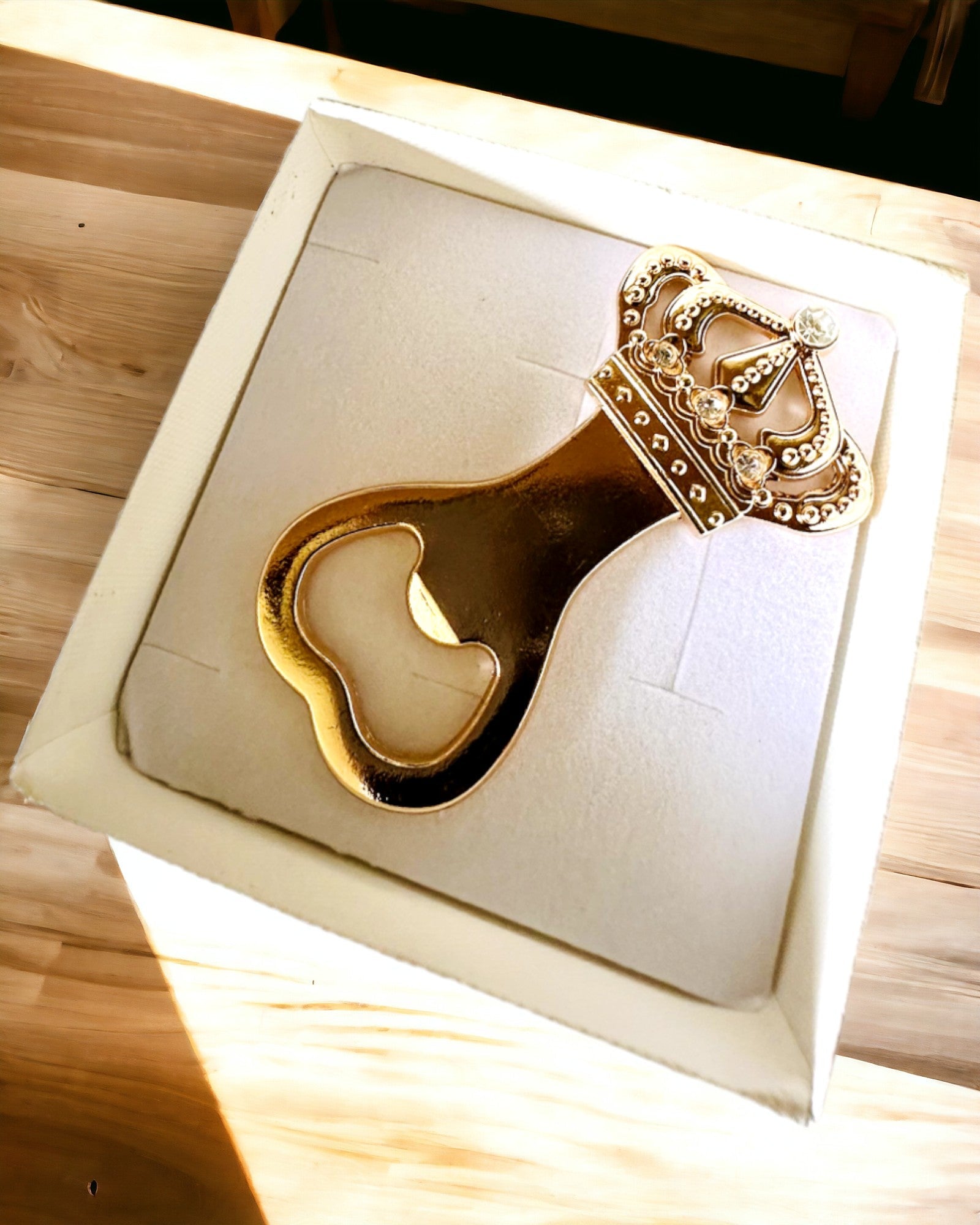 Flaskeåpner Kongens Krone - farge gull, mulighet for personlig gravering