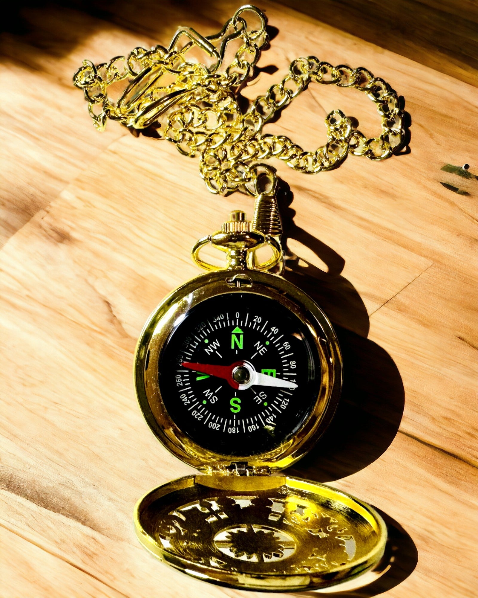 Vintage stil navigasjonskompass i gullfarge med dekorativt mønster – Utstyr for fjelleventyr og oppdagelser. Personlig tilpasning med gravering