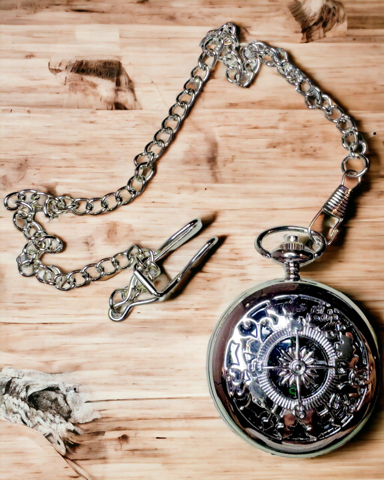 Lomme Kompass Sølvfarget i Retro Stil med Ajourmønster – Elegant og Praktisk. Gravering