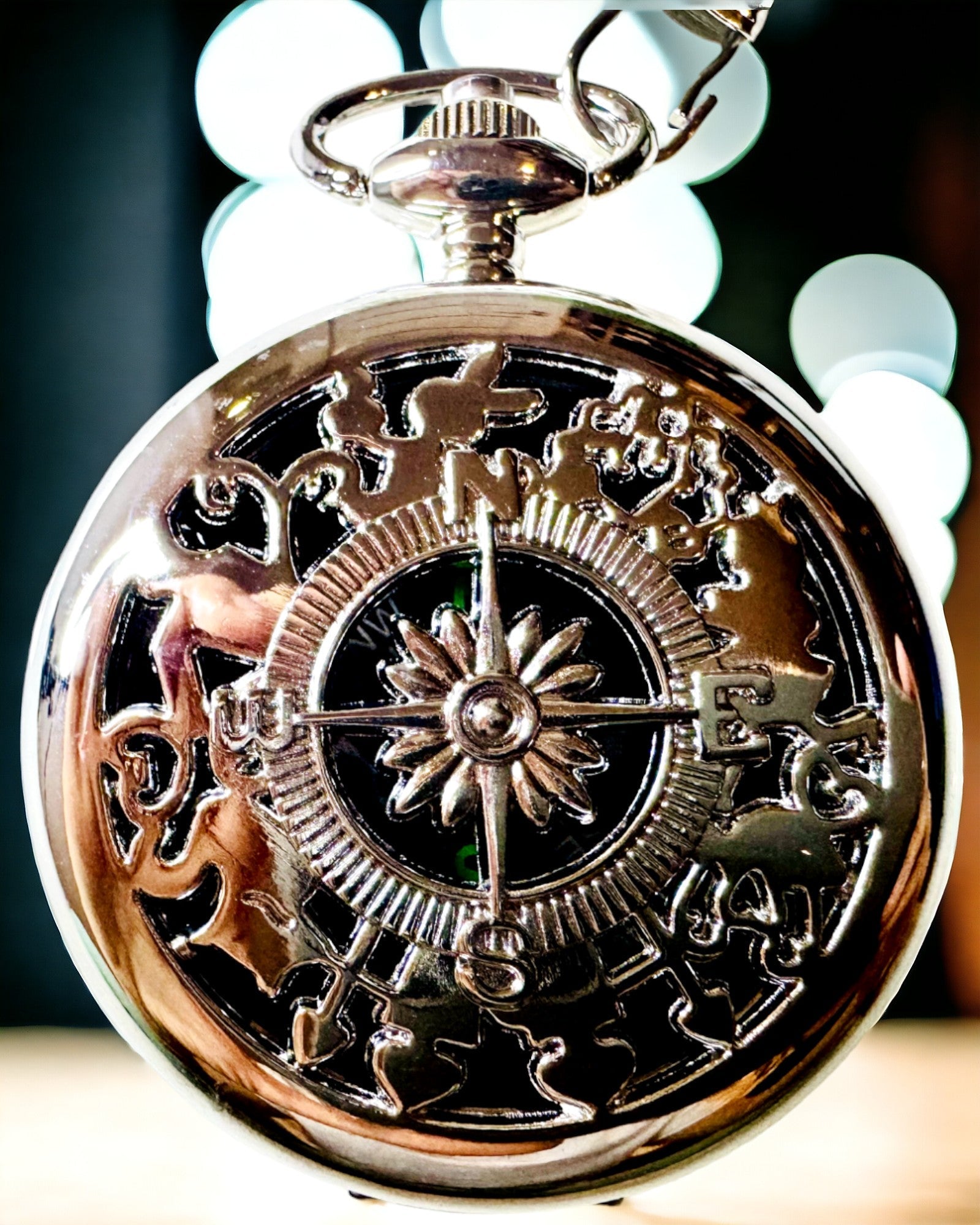 Lomme Kompass Sølvfarget i Retro Stil med Ajourmønster – Elegant og Praktisk. Gravering