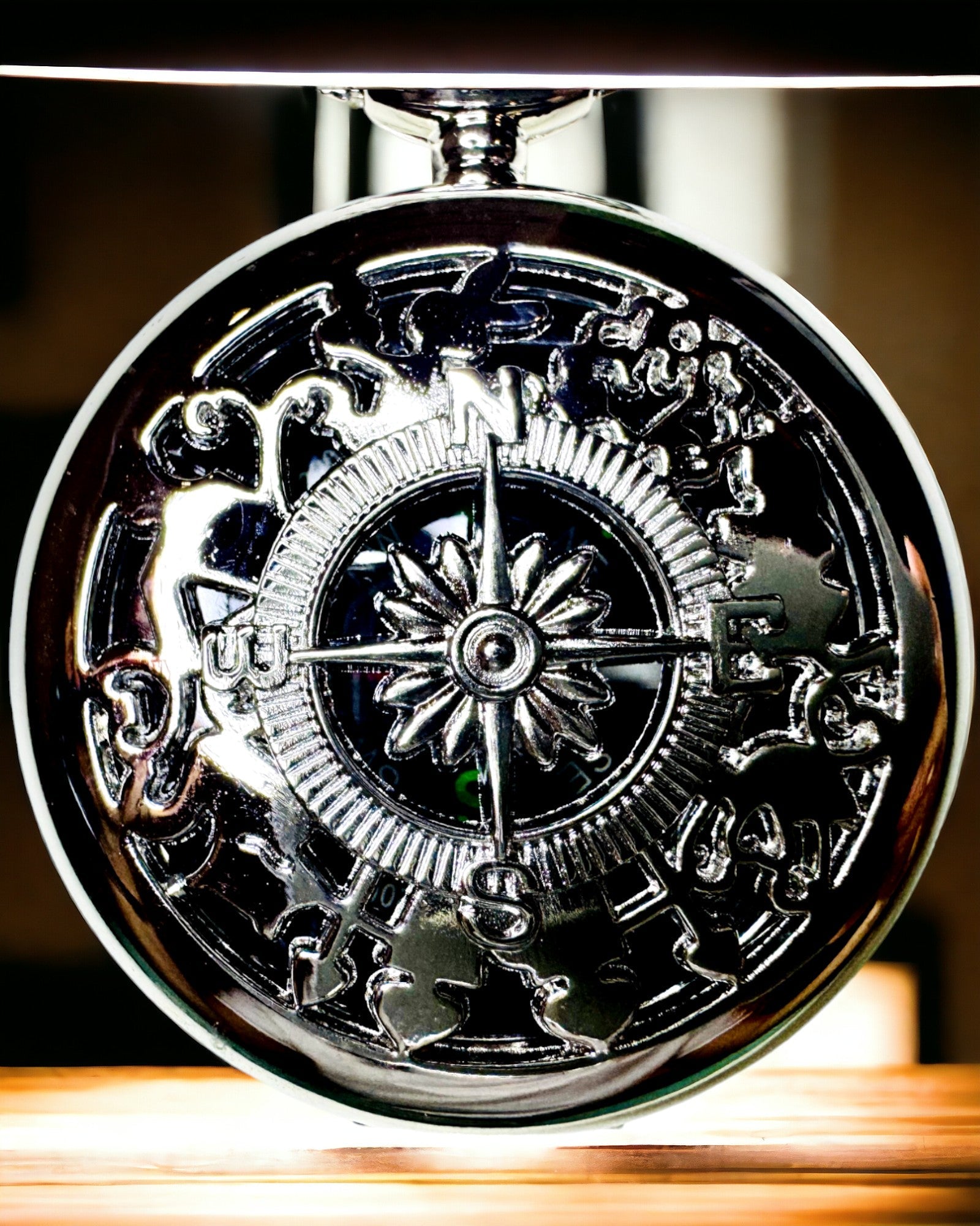 Lomme Kompass Sølvfarget i Retro Stil med Ajourmønster – Elegant og Praktisk. Gravering