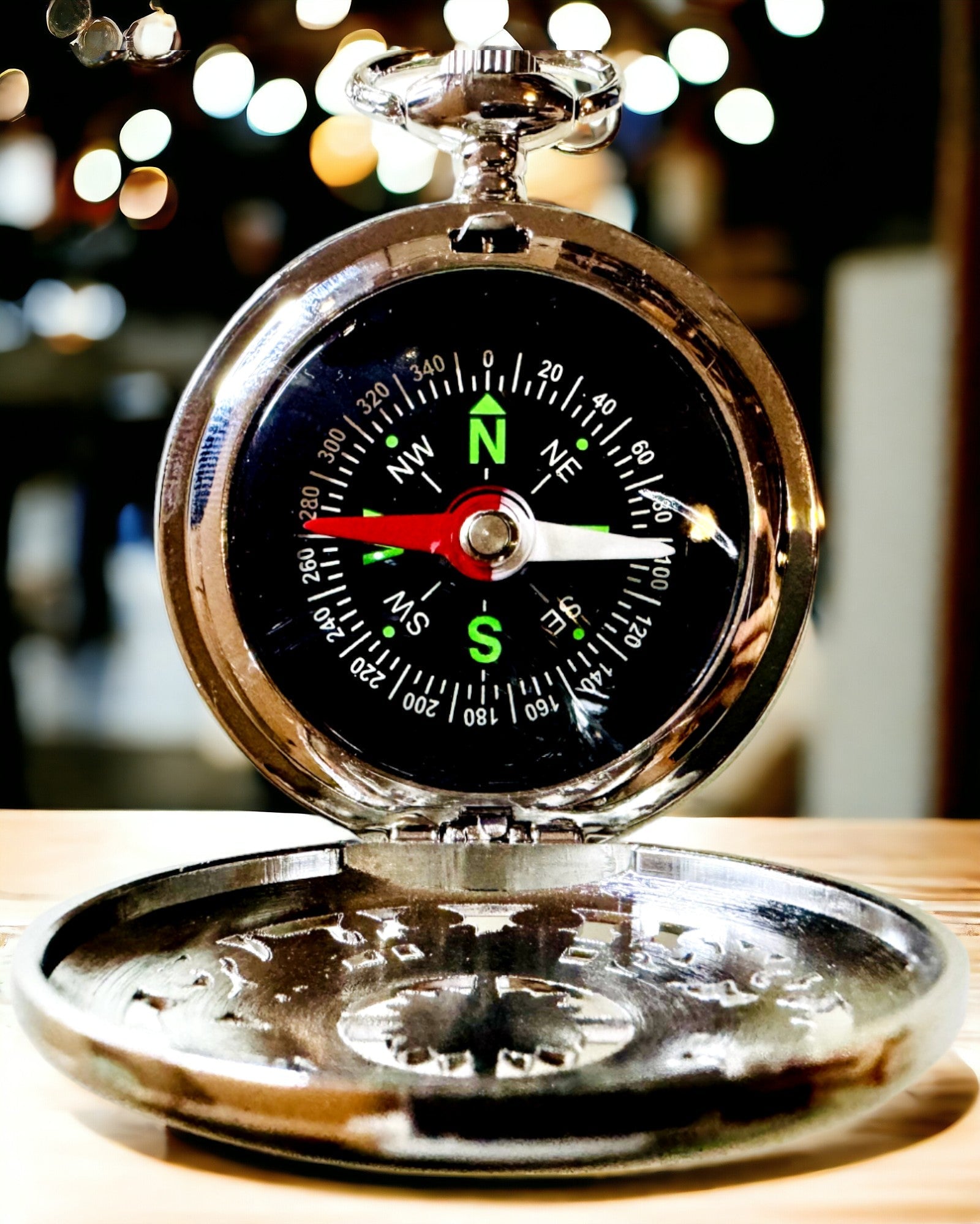 Lomme Kompass Sølvfarget i Retro Stil med Ajourmønster – Elegant og Praktisk. Gravering
