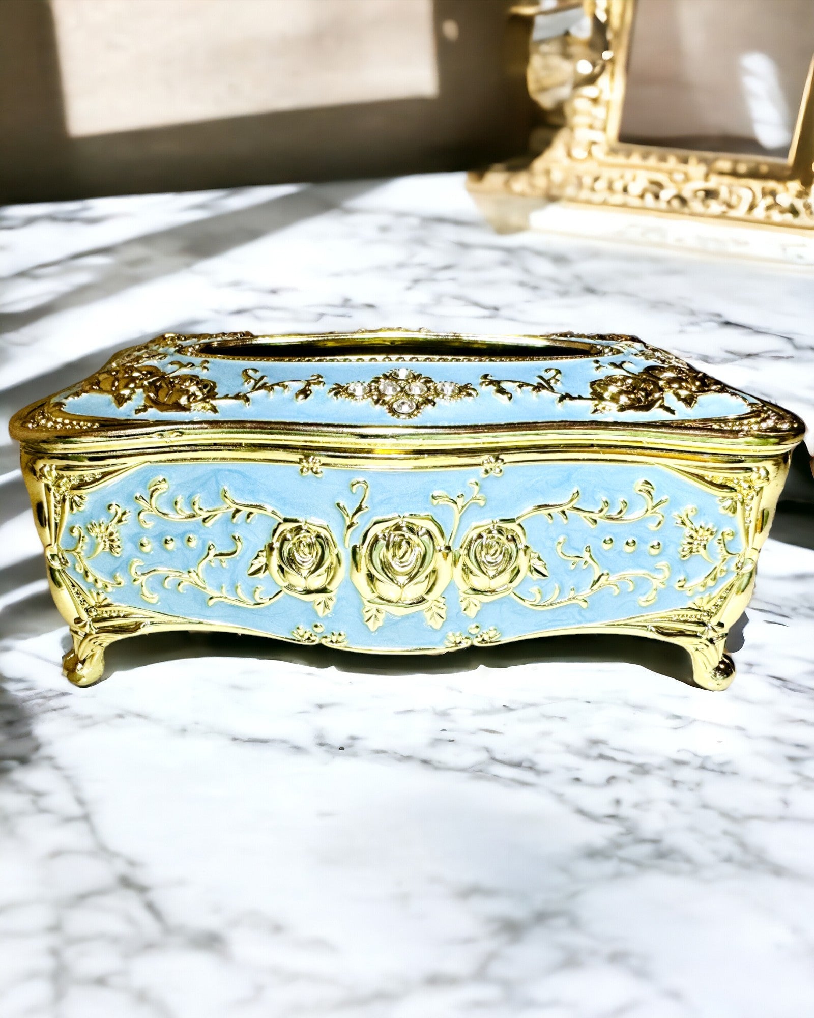 Luksuriøs Lommetørkleboks med Preget Rosemønster og Elegante Håndtak