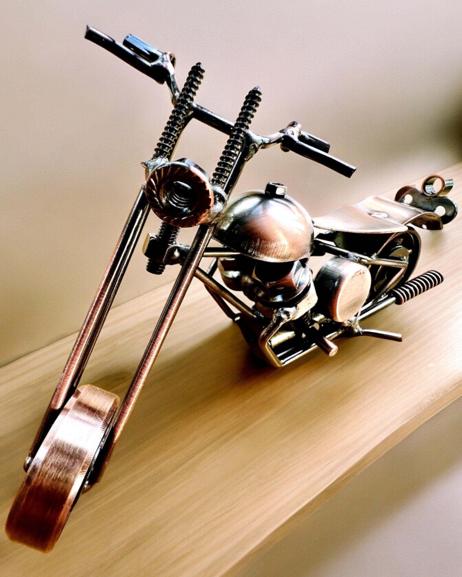 Håndlaget Motorsykkelmodell i jern, Chopper, tilpasning, gravering som gave