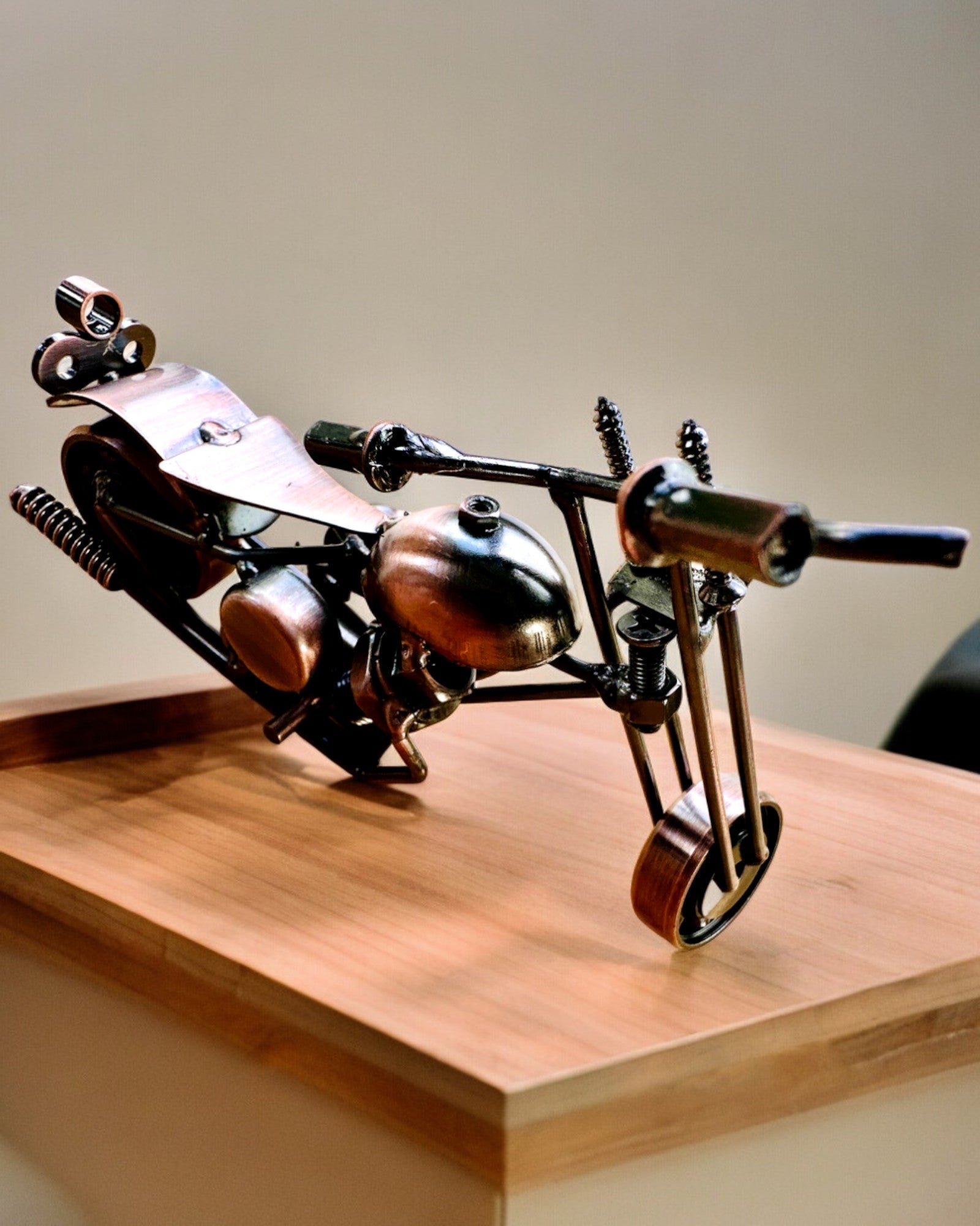 Håndlaget Motorsykkelmodell i jern, Chopper, tilpasning, gravering som gave