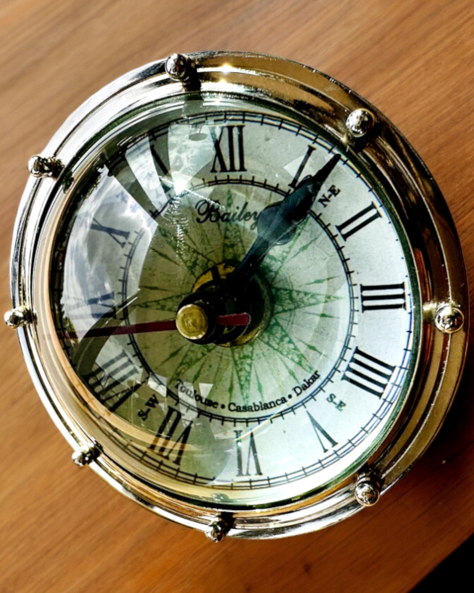 Bailey Compass Clock - Elegant klokke med kompassmotiv med mulighet for gravering
