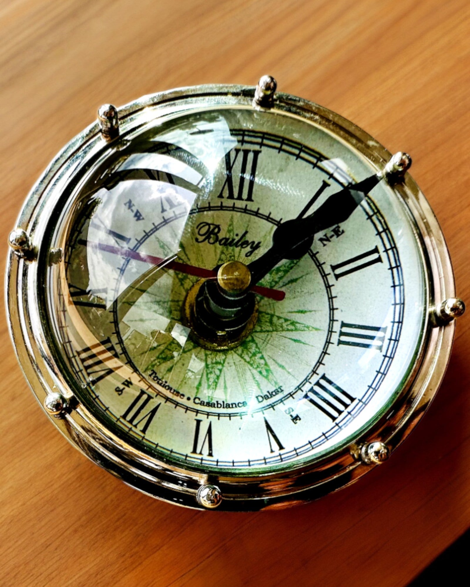 Bailey Compass Clock - Elegant klokke med kompassmotiv med mulighet for gravering