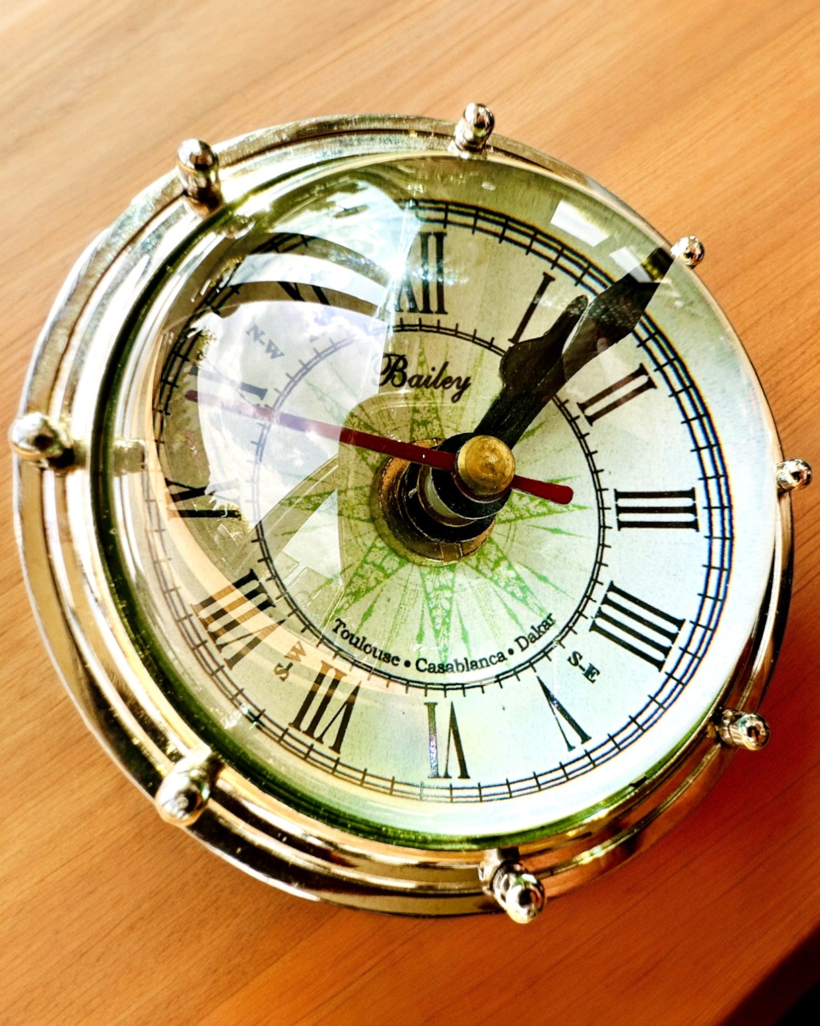 Bailey Compass Clock - Elegant klokke med kompassmotiv med mulighet for gravering