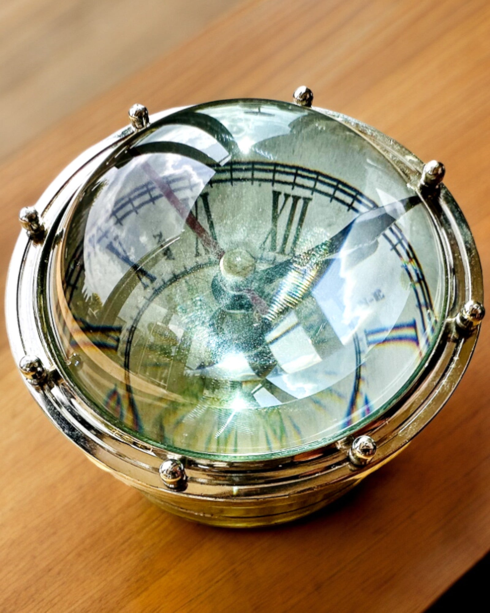 Bailey Compass Clock - Elegant klokke med kompassmotiv med mulighet for gravering