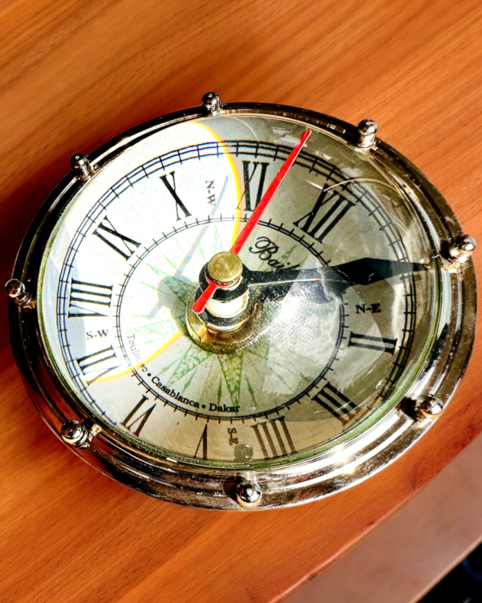 Bailey Compass Clock - Elegant klokke med kompassmotiv med mulighet for gravering