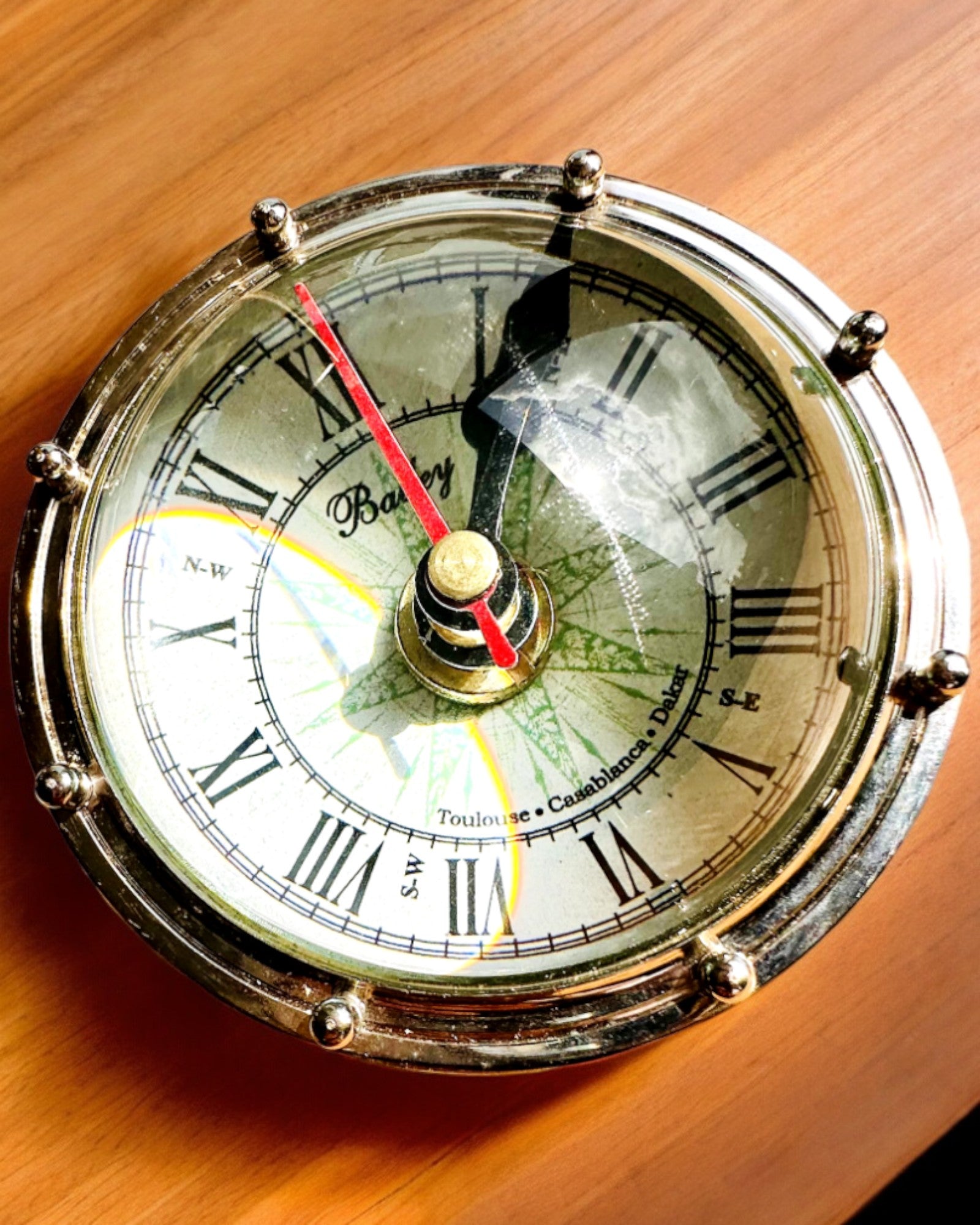 Bailey Compass Clock - Elegant klokke med kompassmotiv med mulighet for gravering