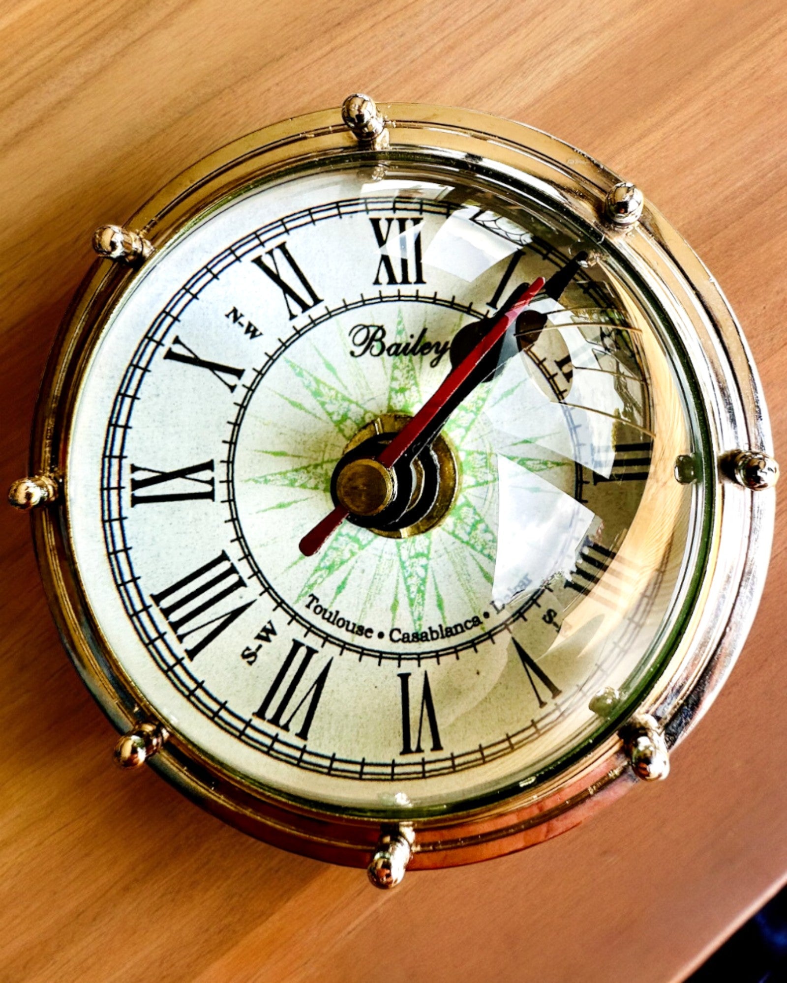 Bailey Compass Clock - Elegant klokke med kompassmotiv med mulighet for gravering