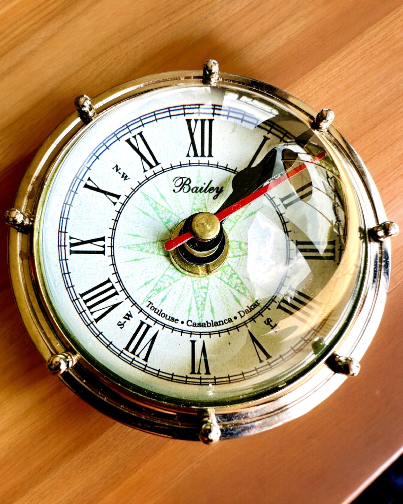 Bailey Compass Clock - Elegant klokke med kompassmotiv med mulighet for gravering