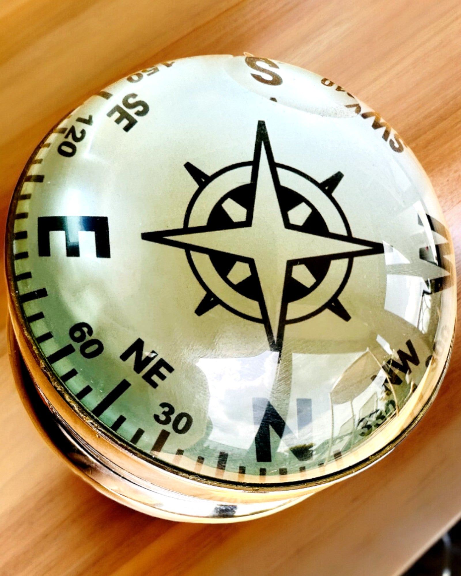 Bailey Compass Clock - Elegant klokke med kompassmotiv med mulighet for gravering