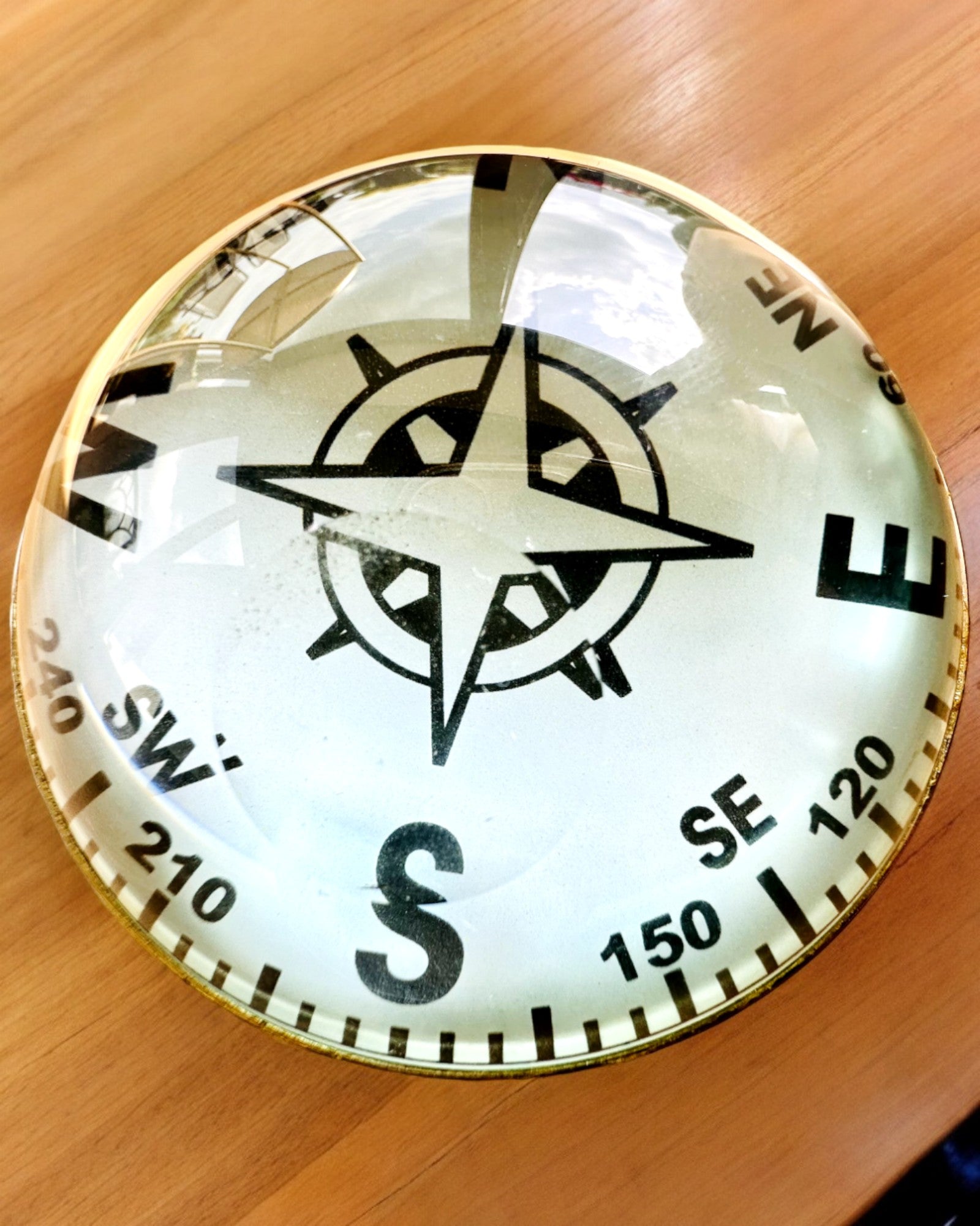 Bailey Compass Clock - Elegant klokke med kompassmotiv med mulighet for gravering