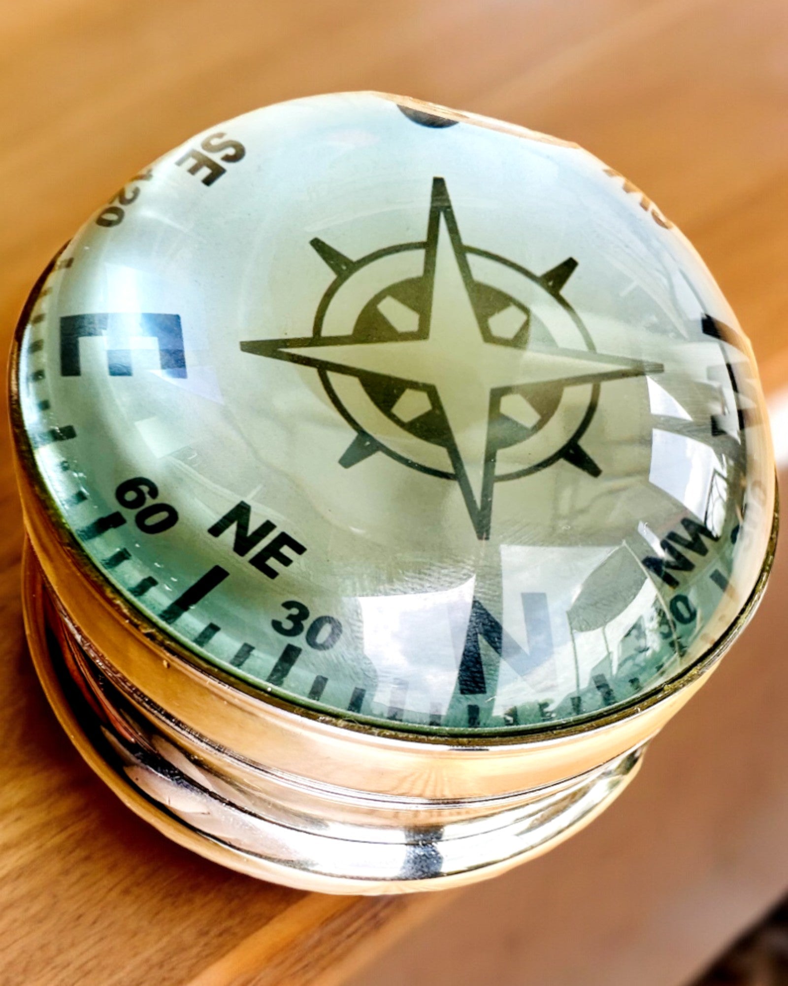 Bailey Compass Clock - Elegant klokke med kompassmotiv med mulighet for gravering
