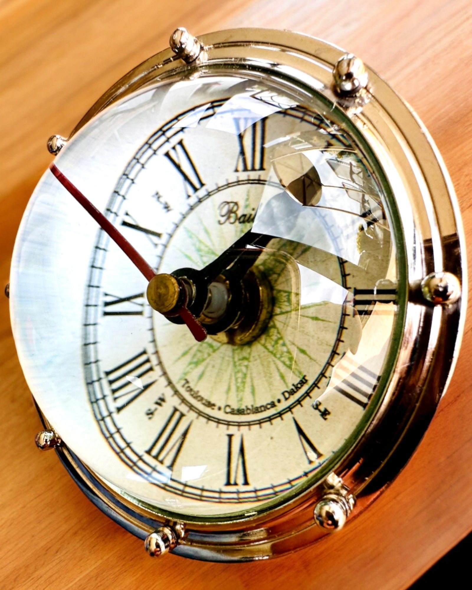 Bailey Compass Clock - Elegant klokke med kompassmotiv med mulighet for gravering