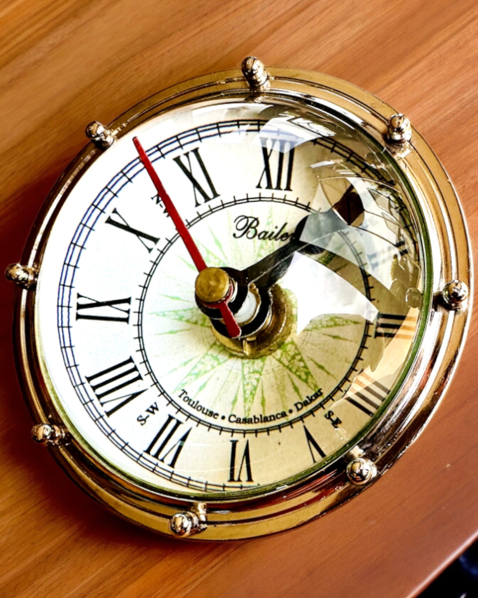 Bailey Compass Clock - Elegant klokke med kompassmotiv med mulighet for gravering