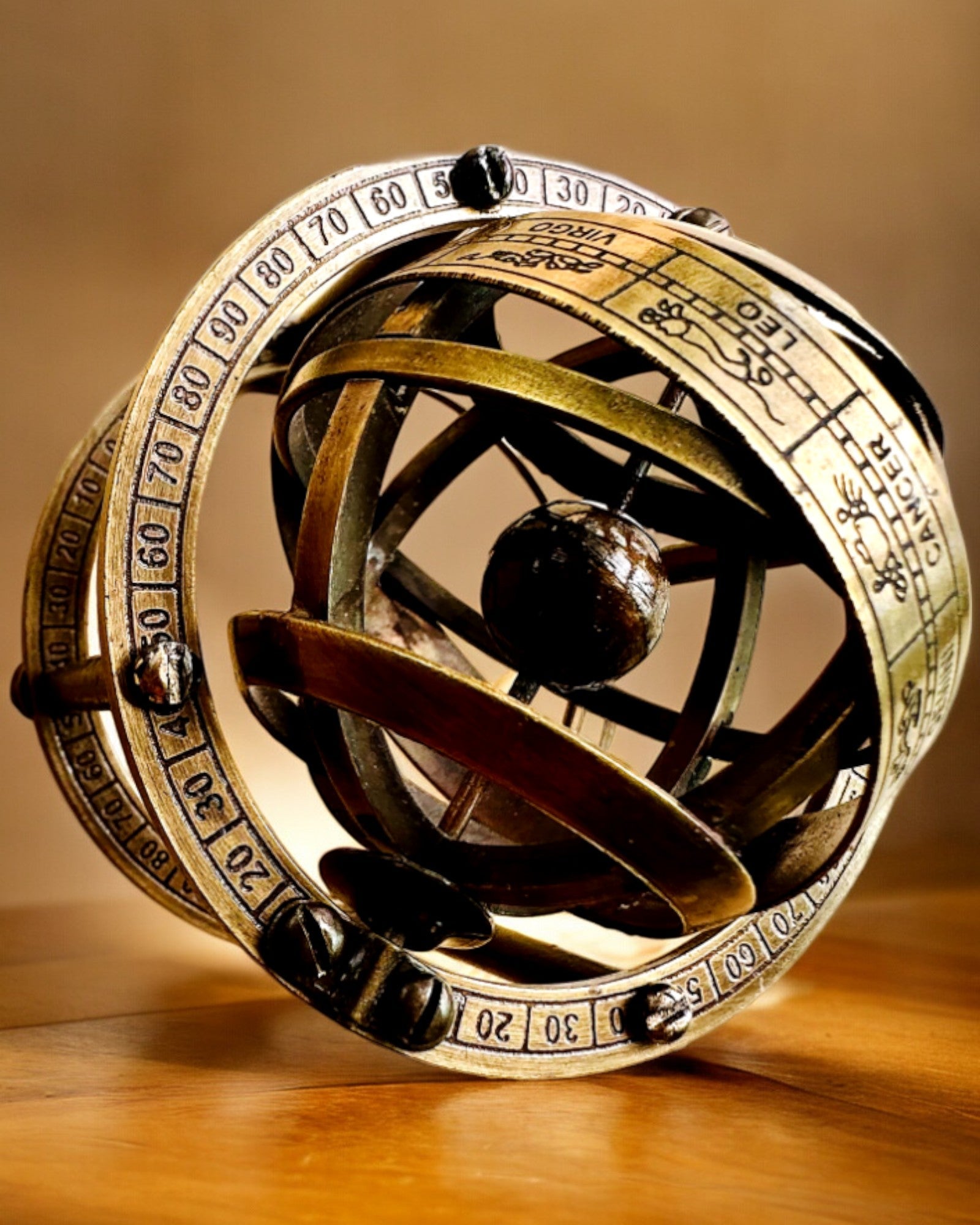 Astronomisk klokke "Kosmisk Harmoni" - mulighet for personalisering med gravering