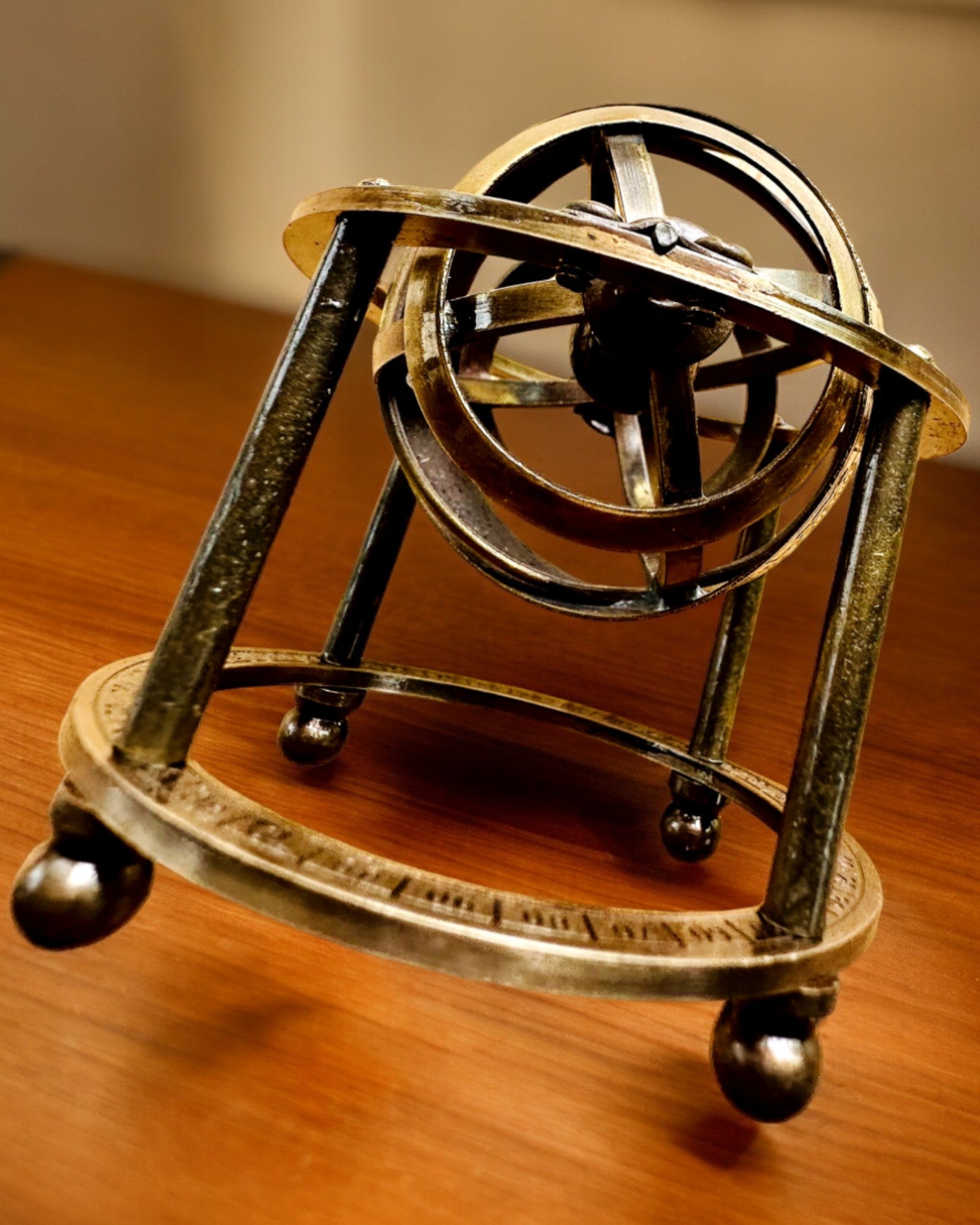 Astronomisk klokke "Kosmisk Harmoni" - mulighet for personalisering med gravering