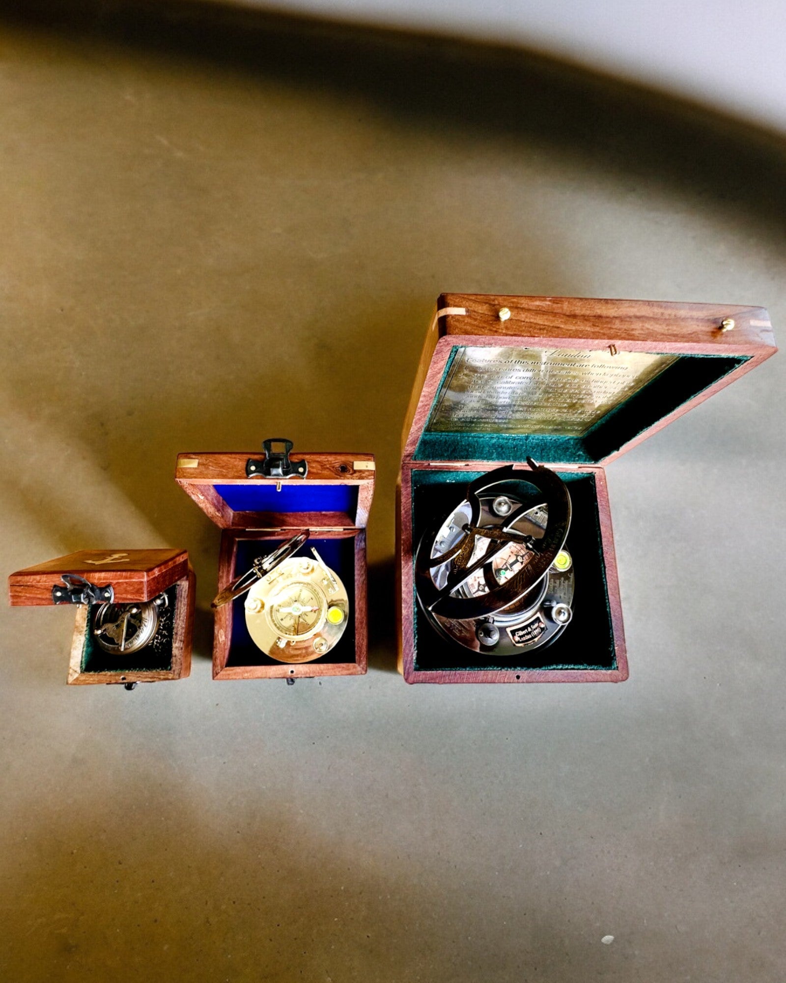 Stor Treboks for Kompass "Gilbert & Sons" med Mulighet for Gravering