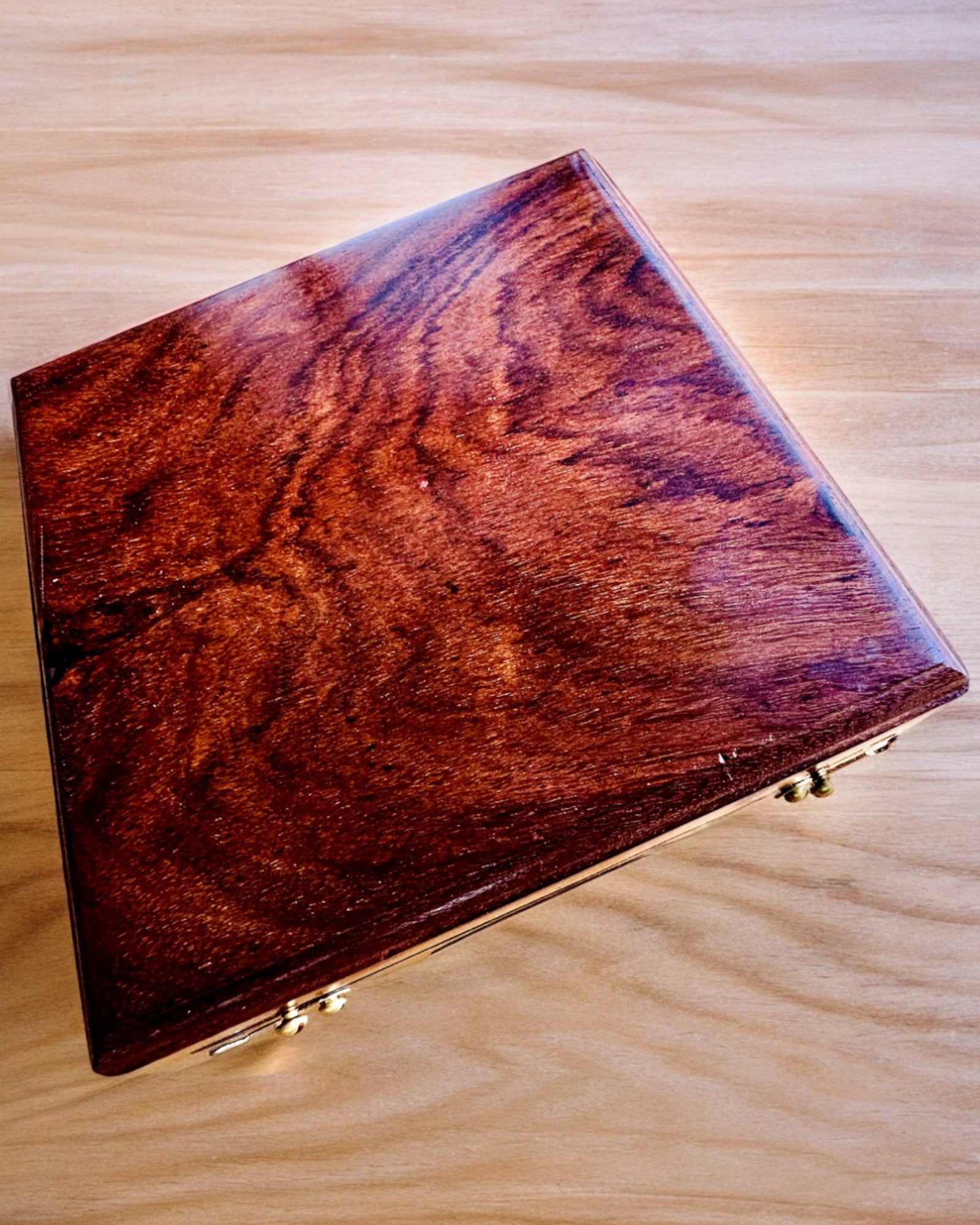 Stor Treboks for Kompass "Gilbert & Sons" med Mulighet for Gravering