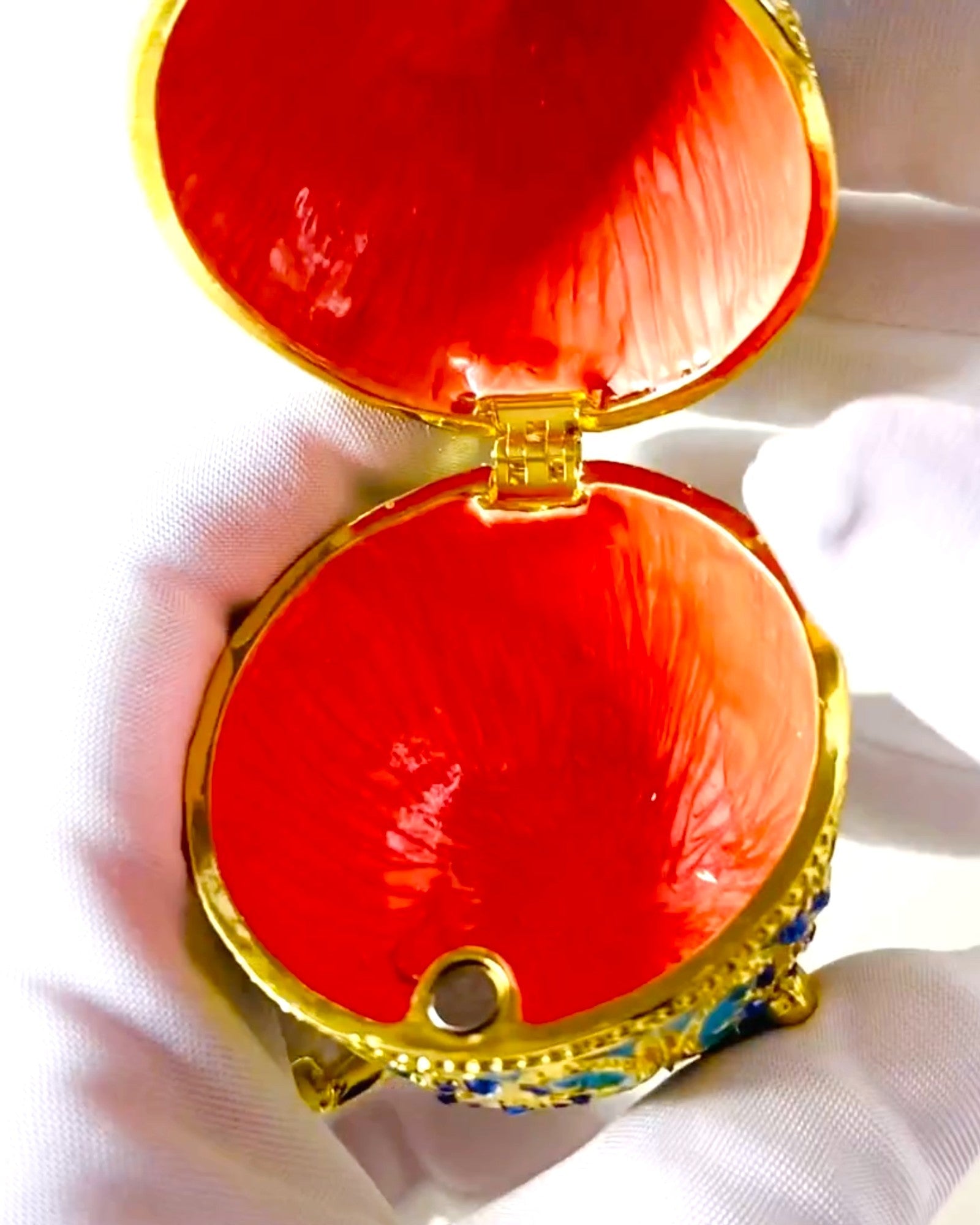 Niebiańskie Jajko Faberge – Emaljert Smykkeorganisator - farge himmelblå. Personalisering med gravering