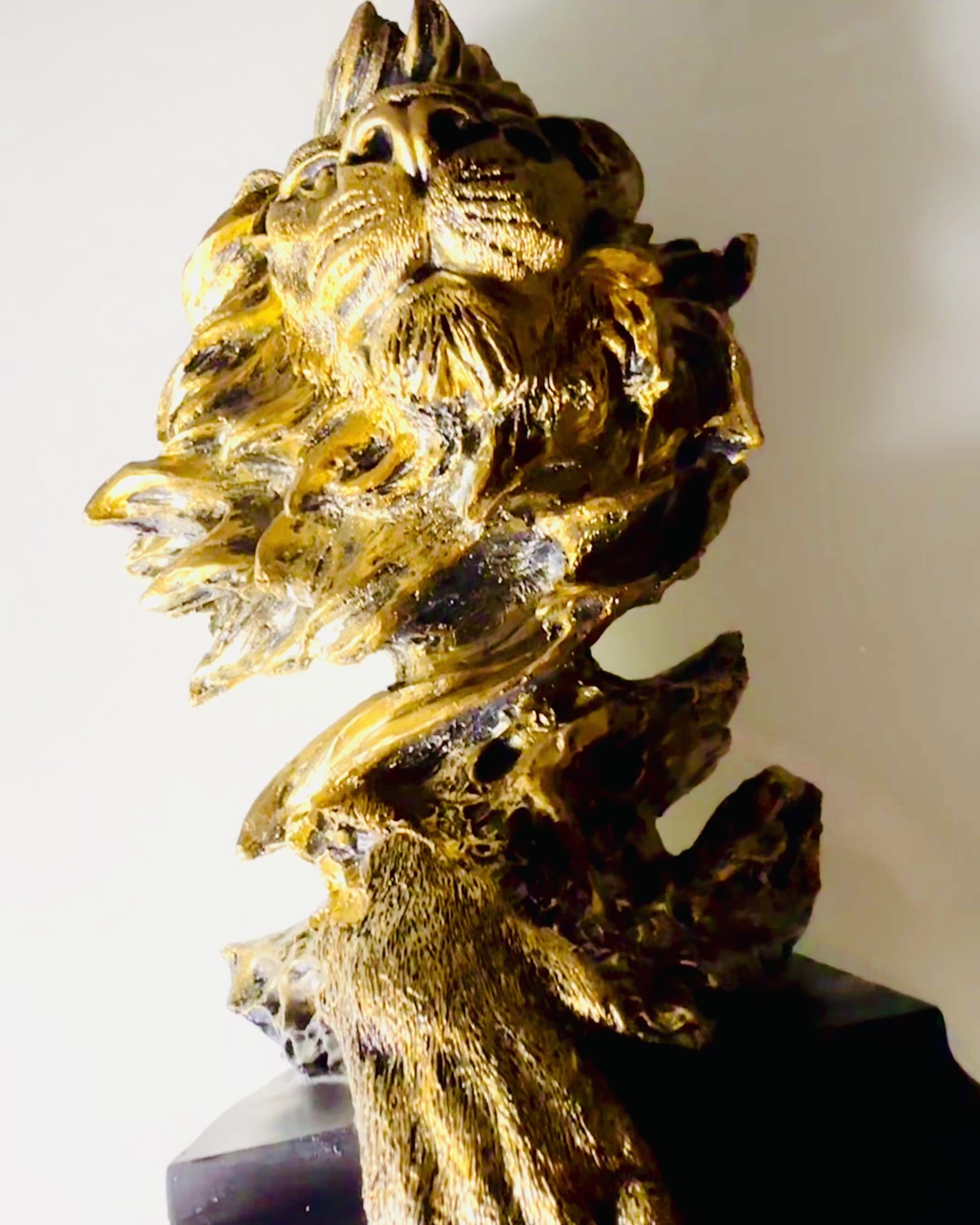 Kongelig Løve - Majestetisk Dekorativ Figur med Mulighet for Gravering, 2 fargevarianter å velge mellom, som gave