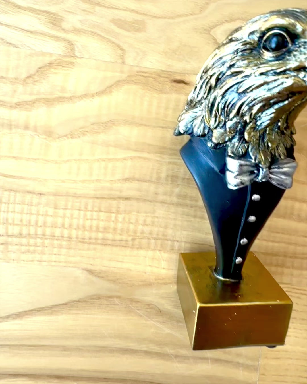 Figur av Ørnehode Büffel Warden – i Elegant Frakk med Mulighet for Gravering som gave