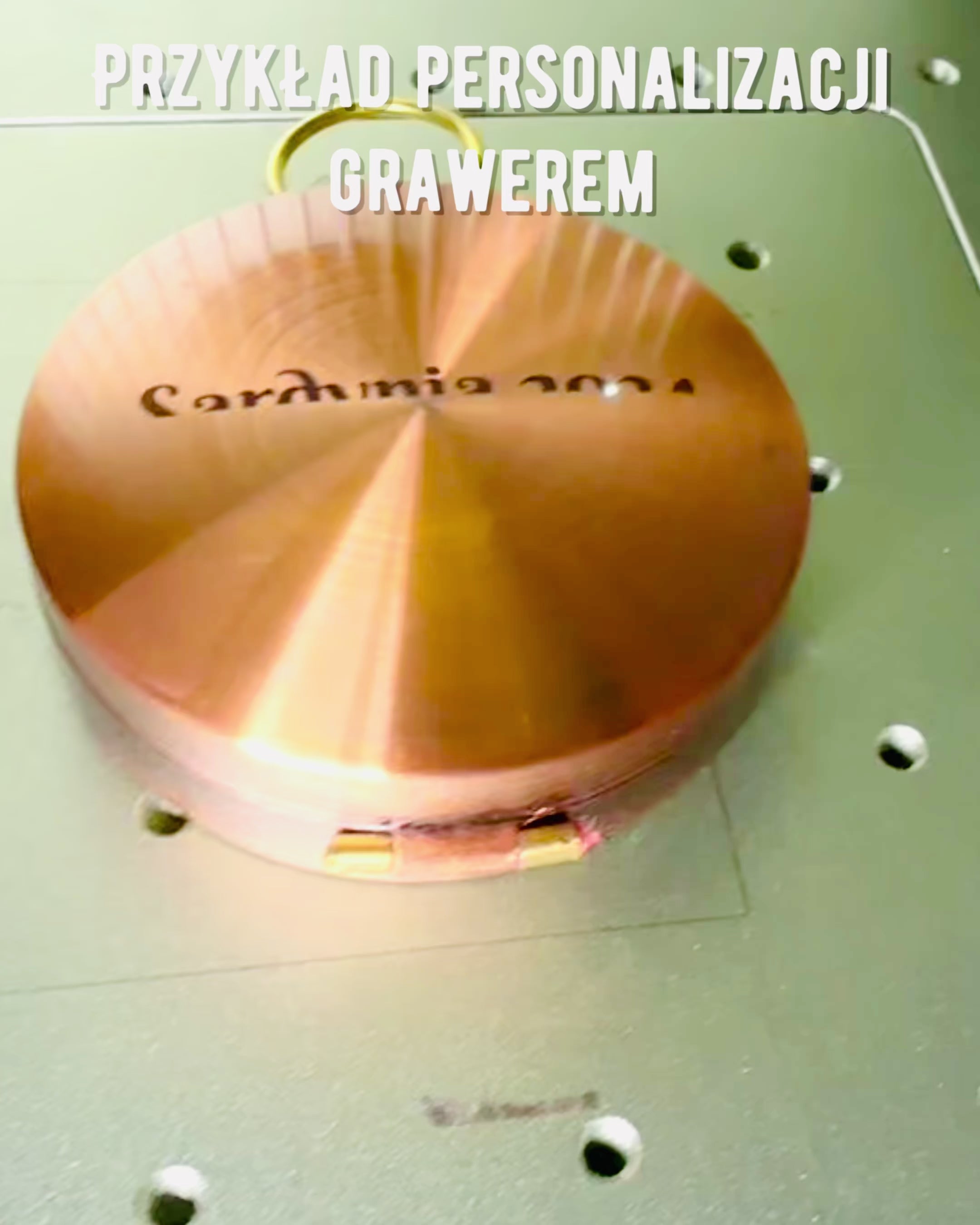 Kompass i rosegull - navigasjonsinstrument i retrostil – bærbart og presist instrument for å bestemme retning for reisende og oppdagere. Gravering, personalisering.