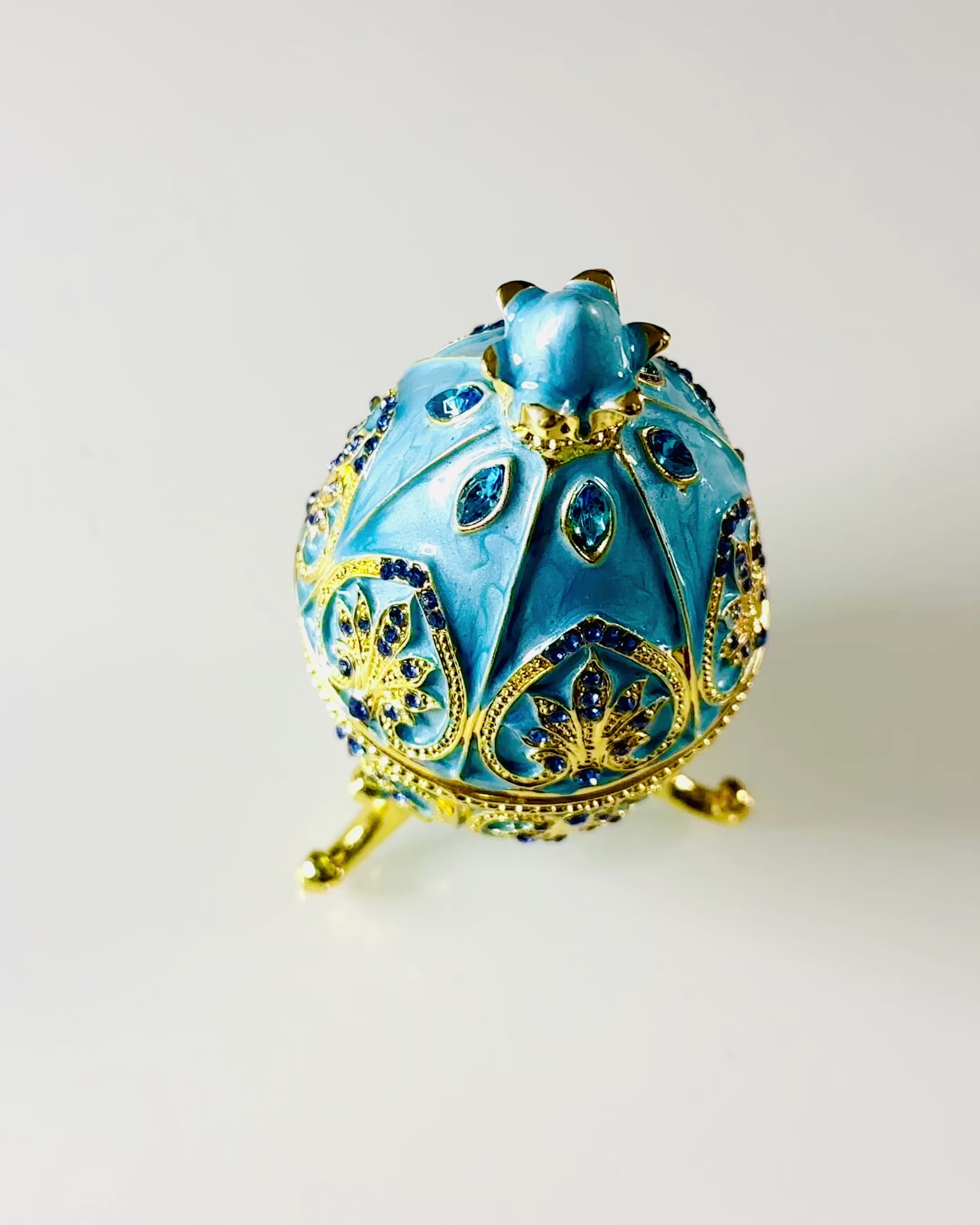 Niebiańskie Jajko Faberge – Emaljert Smykkeorganisator - farge himmelblå. Personalisering med gravering