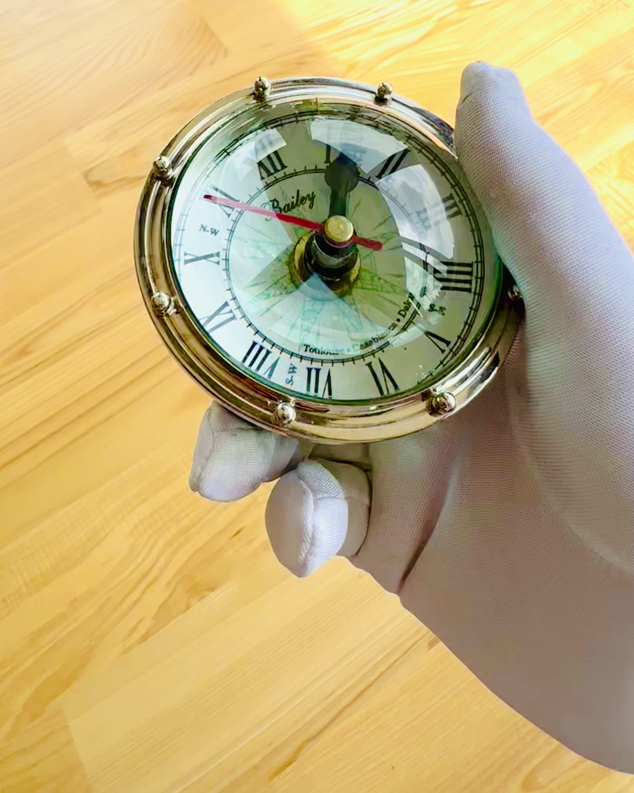 Bailey Compass Clock - Elegant klokke med kompassmotiv med mulighet for gravering