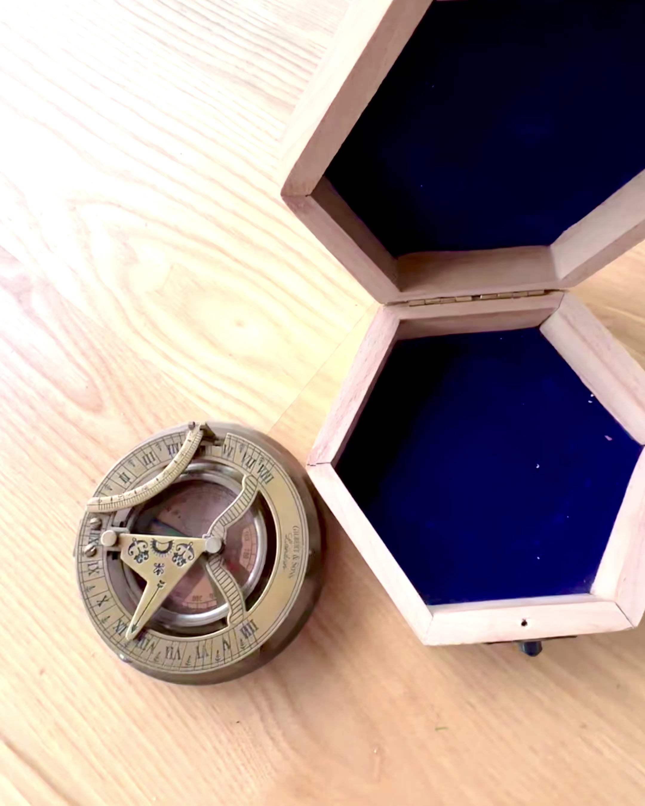 Kapteinskompass "Odkrywca 2" - mulighet for personlig gravering som gave, 2 fargevarianter å velge mellom