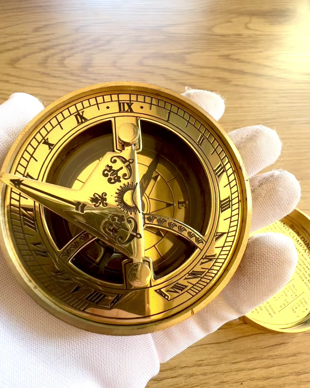 Solkompass Voyager 7cm – messing solur med kompass, personalisering med gravering som gave