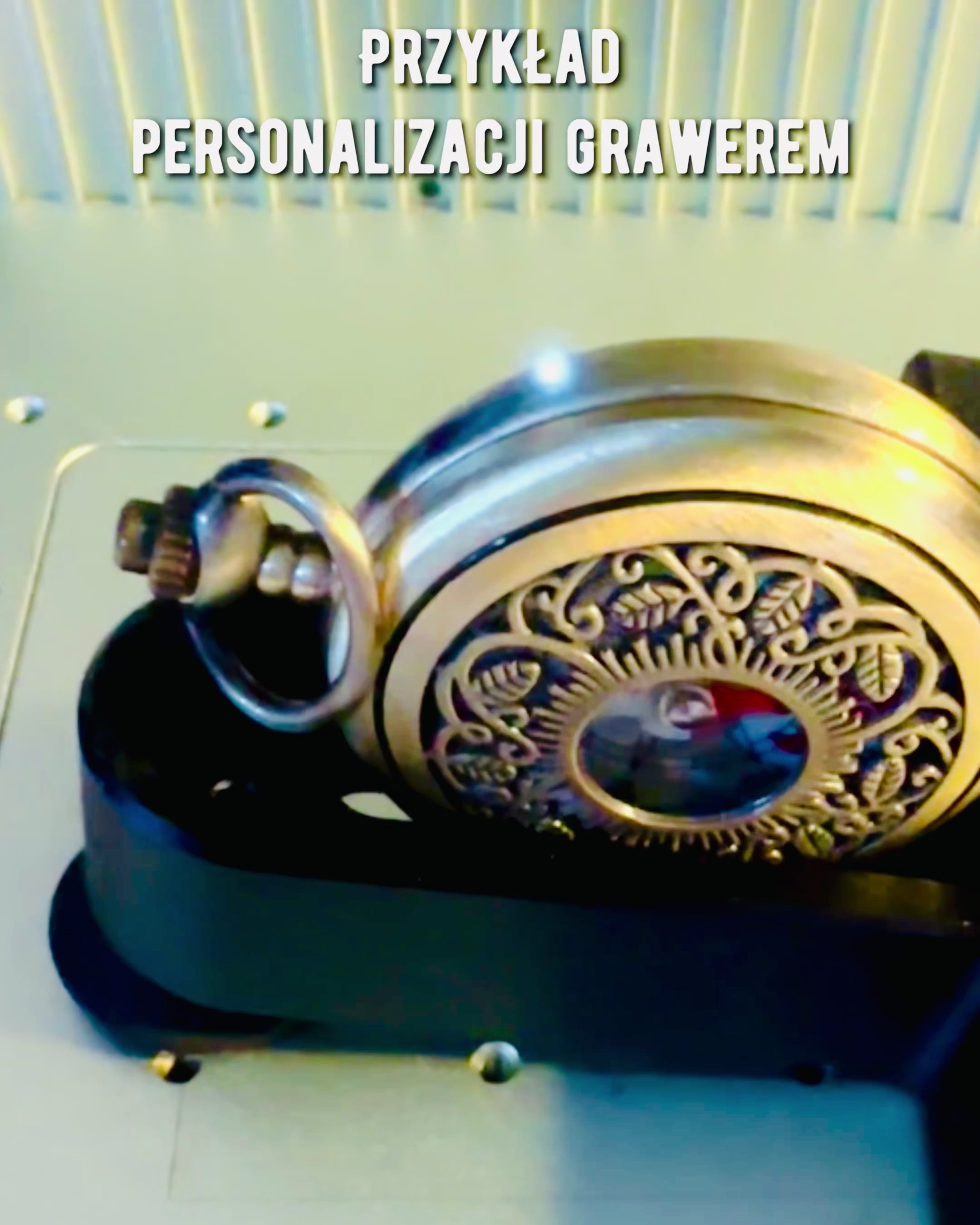 Vintage navigasjonskompass med filigranmønster – brun-gull farge