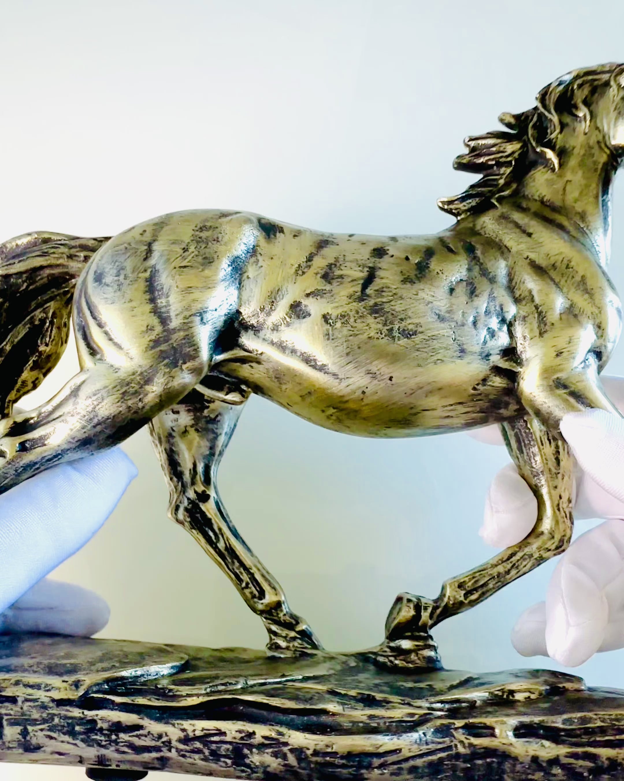 Statuett av en Galopperende Hest i Harpiks med Mulighet for Gravering