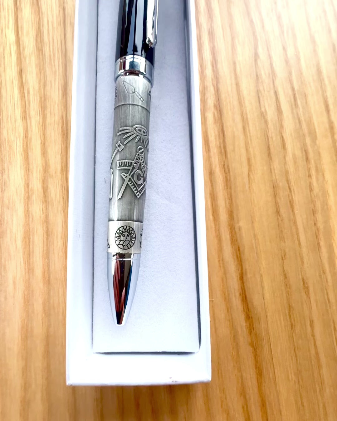 Elegant Penn "Mesterlig Harmoni" med Gravering Alternativ - Symbolske Motiver, Antikk Sølv, mulighet for personlig gravering som gave